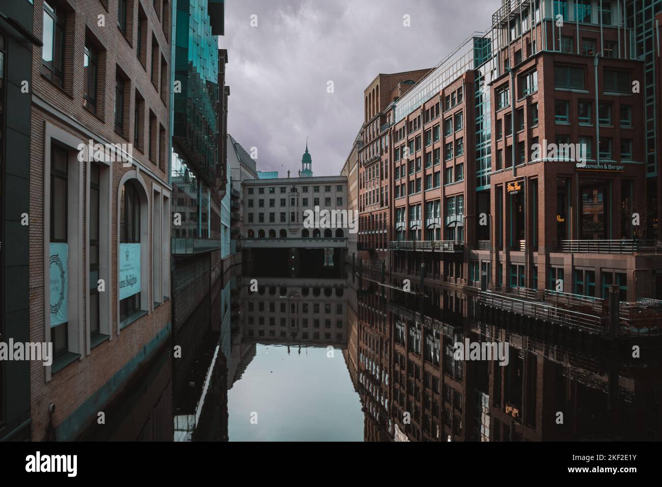 Un paysage urbain cinématographique avec des reflets dans l'eau Banque D'Images