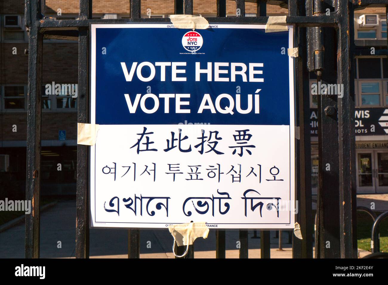 Un signe en 5 langues à l'école secondaire Francis Lewis, un lieu de vote dans les 2022 midterms. À Fresh Meadows, Queens, New York. Banque D'Images