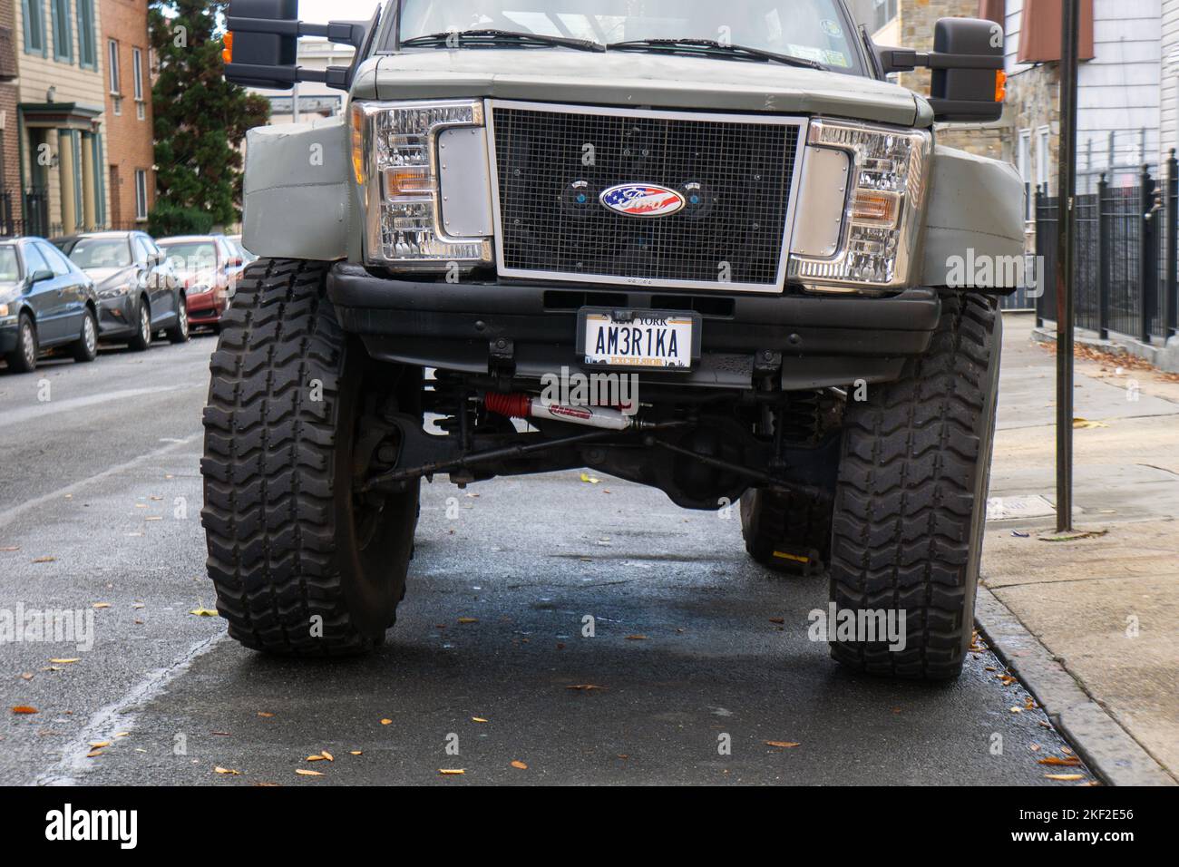 Un vus de luxe Ford la Forza transformé en camion monstre aux roues gigantesques. Dans les rues d'Astoria, Queens, New York Banque D'Images