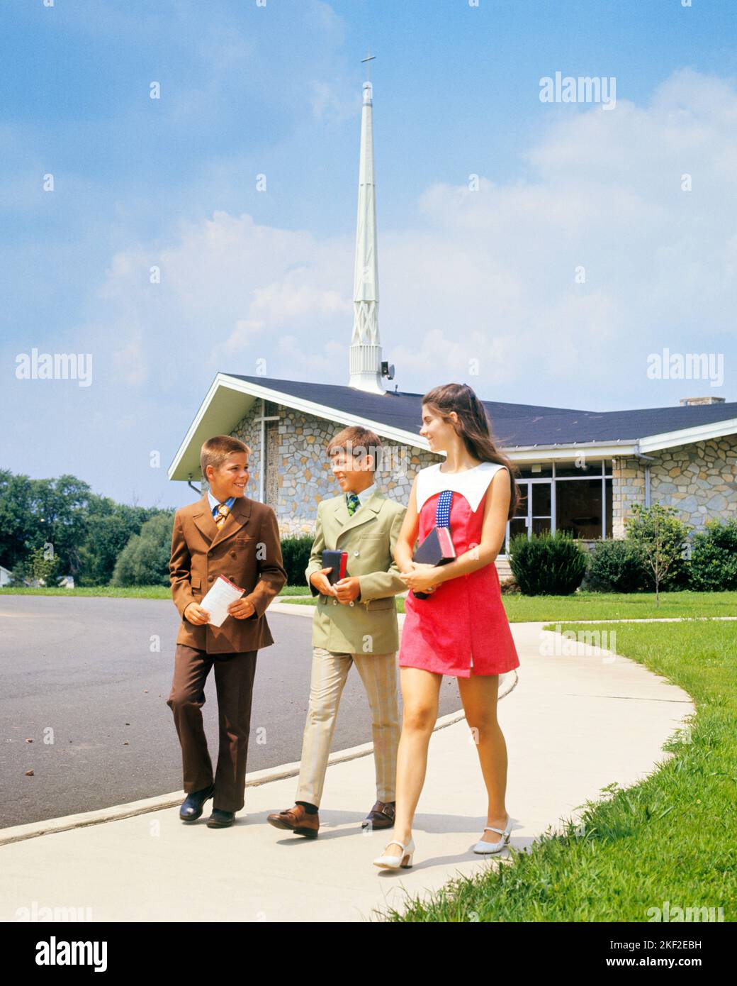 1970S ADOLESCENTE DEUX GARÇONS FRÈRES ET SOEUR À L'ÉCART DE L'ÉGLISE PORTANT DES BIBLES VÊTUS DE LEURS VÊTEMENTS DU DIMANCHE - KR16100 HAR001 HARS STYLE DE COMMUNICATION FAMILLES JOIE STYLE DE VIE RELIGION ARCHITECTURE FEMMES DIMANCHE FRÈRES COPIER ESPACE AMITIÉ PERSONNES PLEINE LONGUEUR INSPIRATION LOIN LES MAISONS D'ADOLESCENTES FRÈRES ET SŒURS CHRÉTIENS SPIRITUALITÉ SŒURS COMBINAISON ET LIE BIBLES PROPRIÉTÉ RELIGIEUSE ET CHRISTIANISME À LA CONNEXION IMMOBILIÈRE DE FRÈRES ET SŒURS STRUCTURES CONCEPTUELLES ÉLÉGANT ADOLESCENT EDIFICE FOI FIDÈLE JEUNES PRÉ-ADOLESCENT PRÉ-ADOLESCENT CROYANCE DE LA TOGETHITÉ SPIRITUELLE HAR001 Banque D'Images