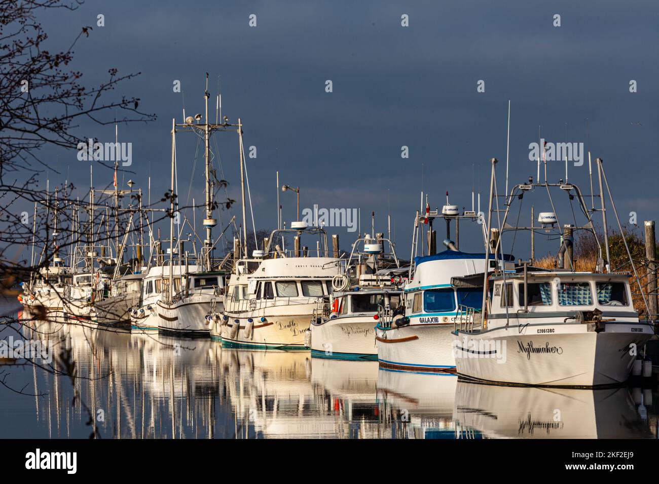Petits bateaux de pêche commerciale amarrés à Scotch Pond à Steveston Colombie-Britannique Canada Banque D'Images