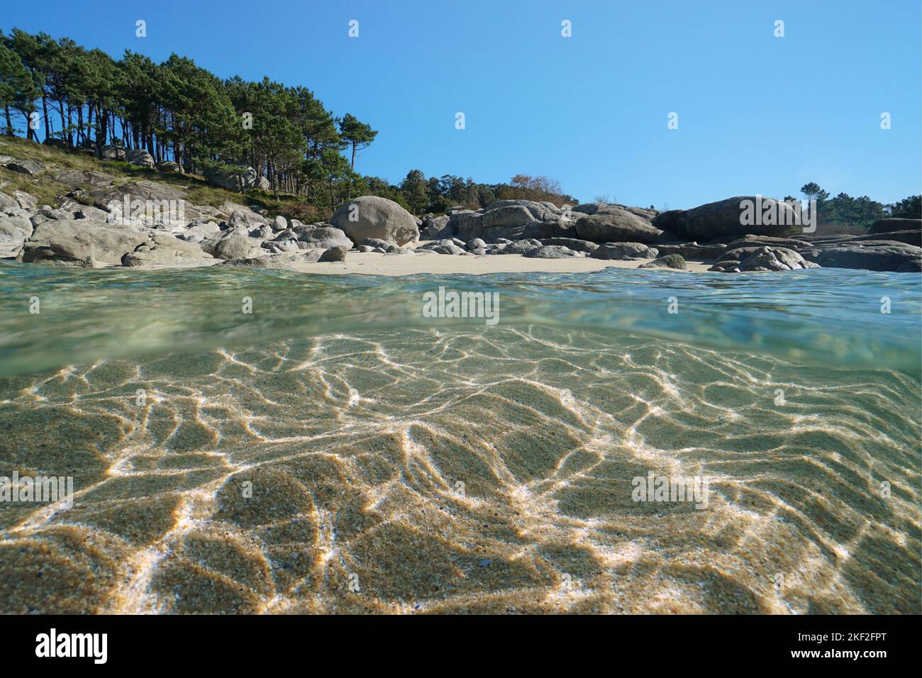 Plage avec sable et rochers, mer au-dessus et sous la surface de l'eau, vue sur deux niveaux, océan Atlantique, Espagne, Galice, Baixas RIAS Banque D'Images