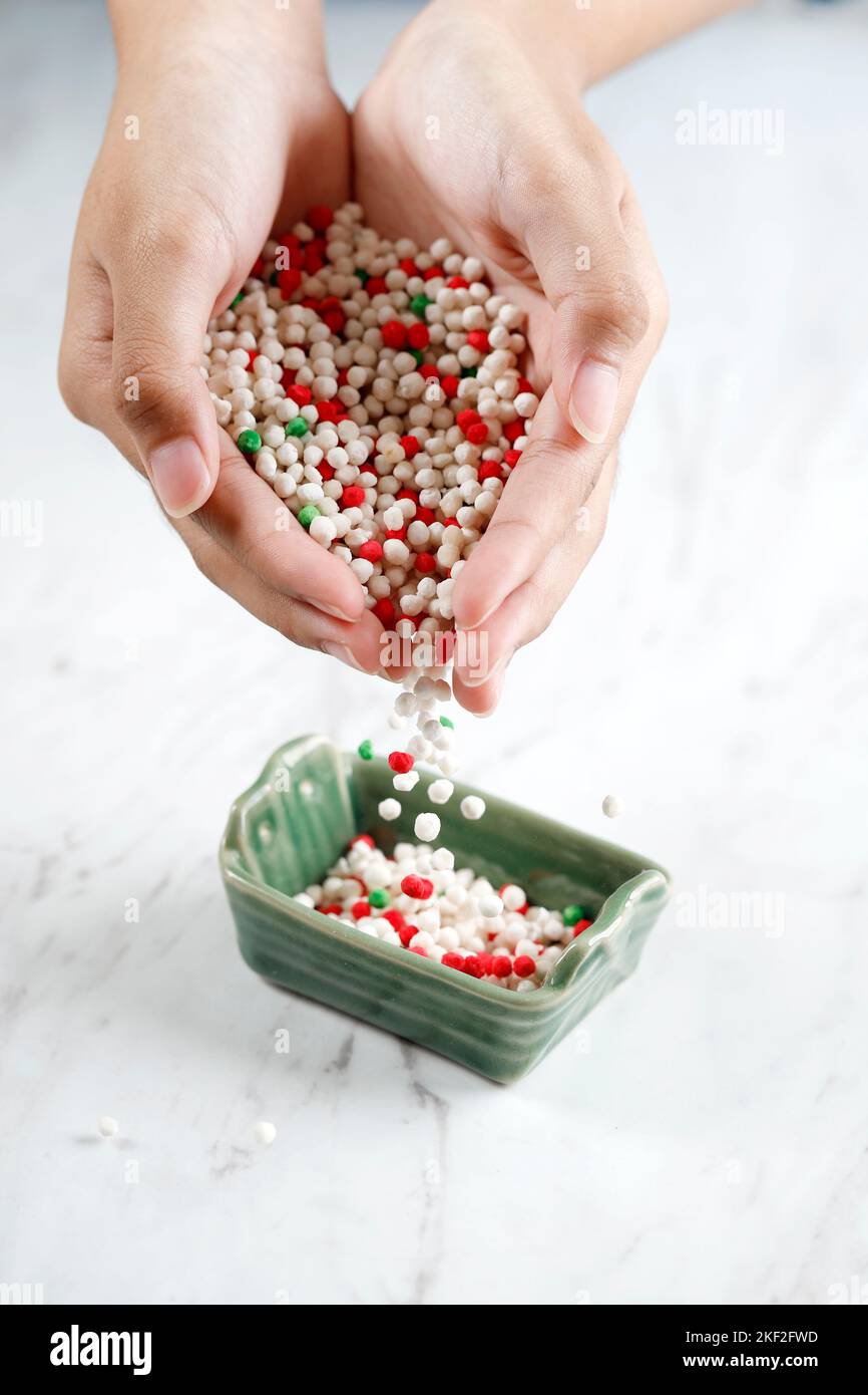 Tapioca Bubble Pearl ou Mutiara sur la main féminine, snack sain en Asie Banque D'Images