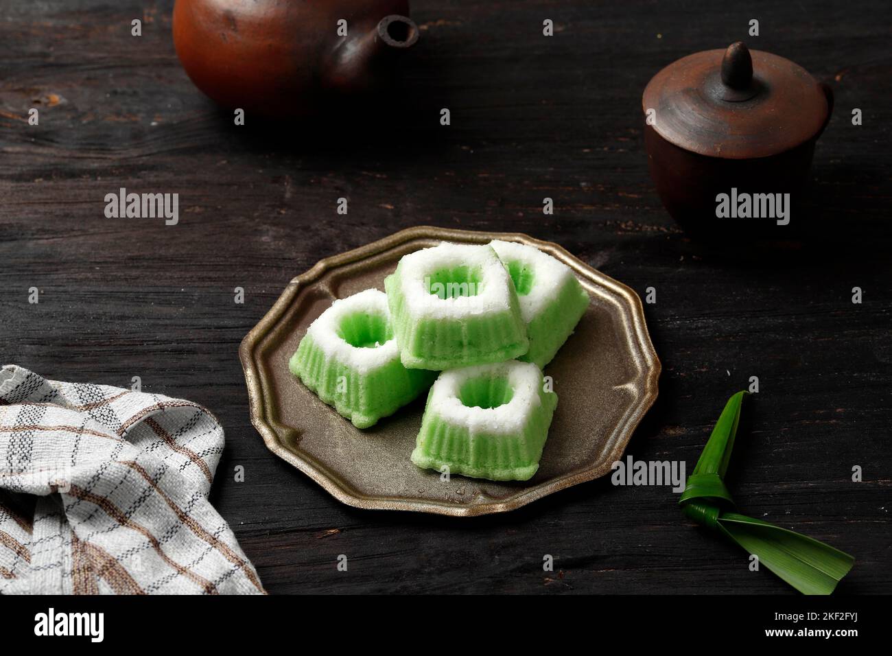 Gâteau traditionnel indonésien cuit à la vapeur Kue Putu Ayu, fait à partir de farine de riz, de noix de coco râpée, de pandanus et de feuilles de Suji Banque D'Images