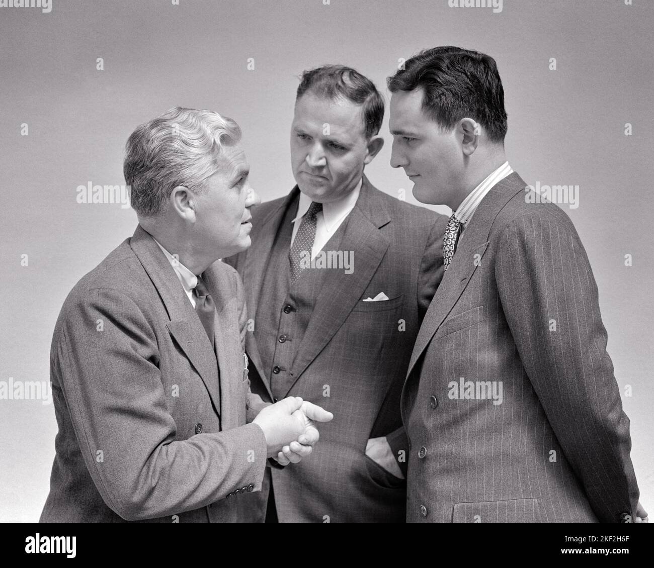 1940S TROIS DIRIGEANTS D'ENTREPRISE EN COSTUMES D'AFFAIRES RENCONTRENT UN HOMME ÂGÉ AVEC DES CHEVEUX GRIS PARLANT EN FAISANT UN POINT À DEUX JEUNES HOMMES - S9663 HAR001 HARS COMMUNICATION TRAVAIL D'ÉQUIPE INFORMATIONS SUR LA COMPÉTITION COSTUMES STYLE DE VIE POINT ELDER MANAGER DEMI-LONGUEUR PERSONNES INSPIRATION HOMMES ENTREPRISE CONFIDENCE SENIOR HOMMES CADRES SENIOR ADULTE SENIOR B&W D'ÂGE MOYEN HOMME D'ÂGE MOYEN OBJECTIFS RÉUSSITE COMBINAISON ET LIER VIEILLESSE OLDSTERS OLDSTER DISCUTANT FORCE STRATÉGIE EXCITATION LEADERSHIP PUISSANT PROGRÈS INNOVATION FIERTÉ A DANS L'OCCASION D'AUTORITÉ PROFESSIONS ANCIENS PATRONS CONCEPTUEL ÉLÉGANT JEUNES OFFICIERS COOPÉRATION Banque D'Images