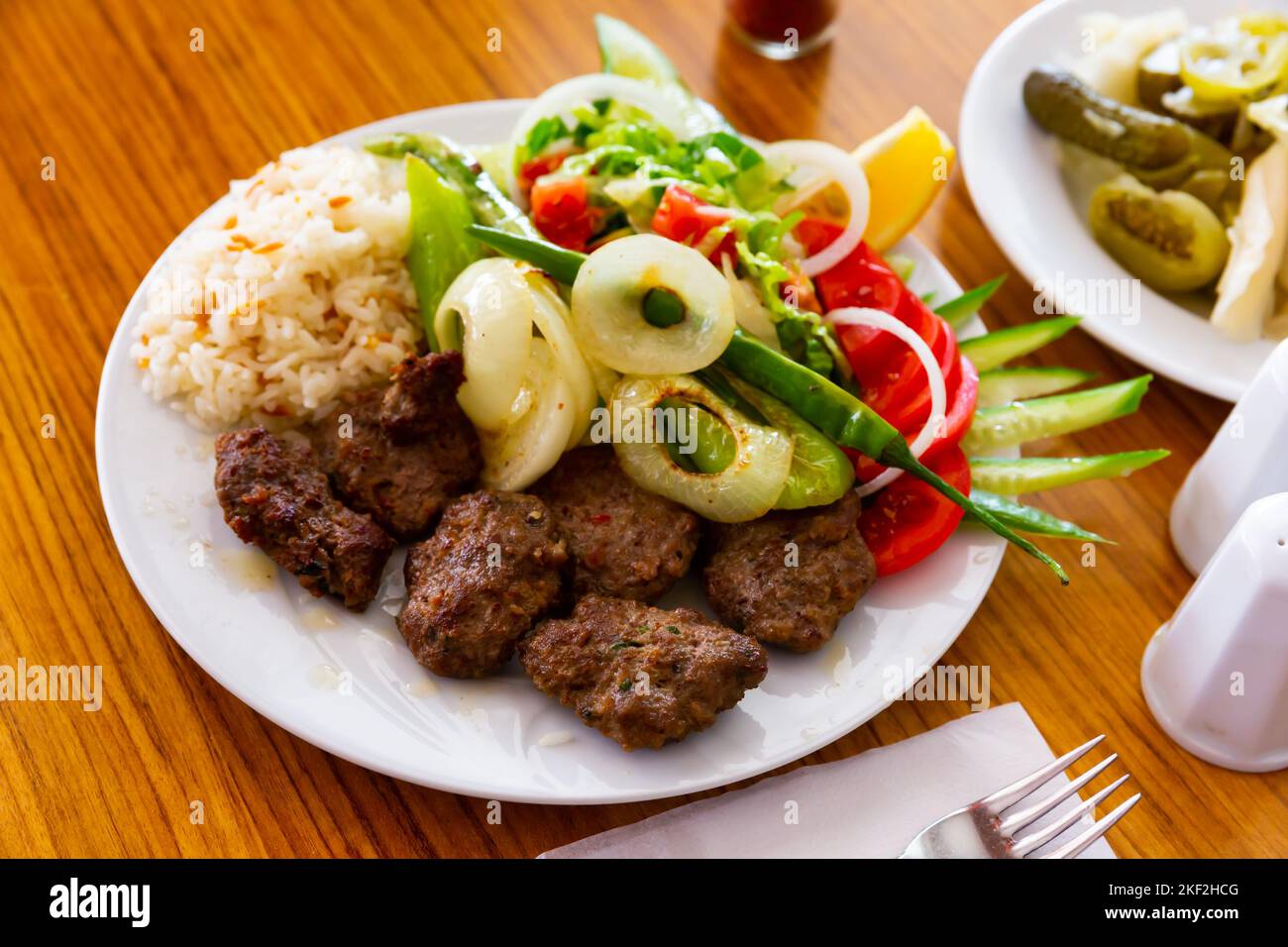 Kofte de veau grillé turc avec riz et légumes Banque D'Images
