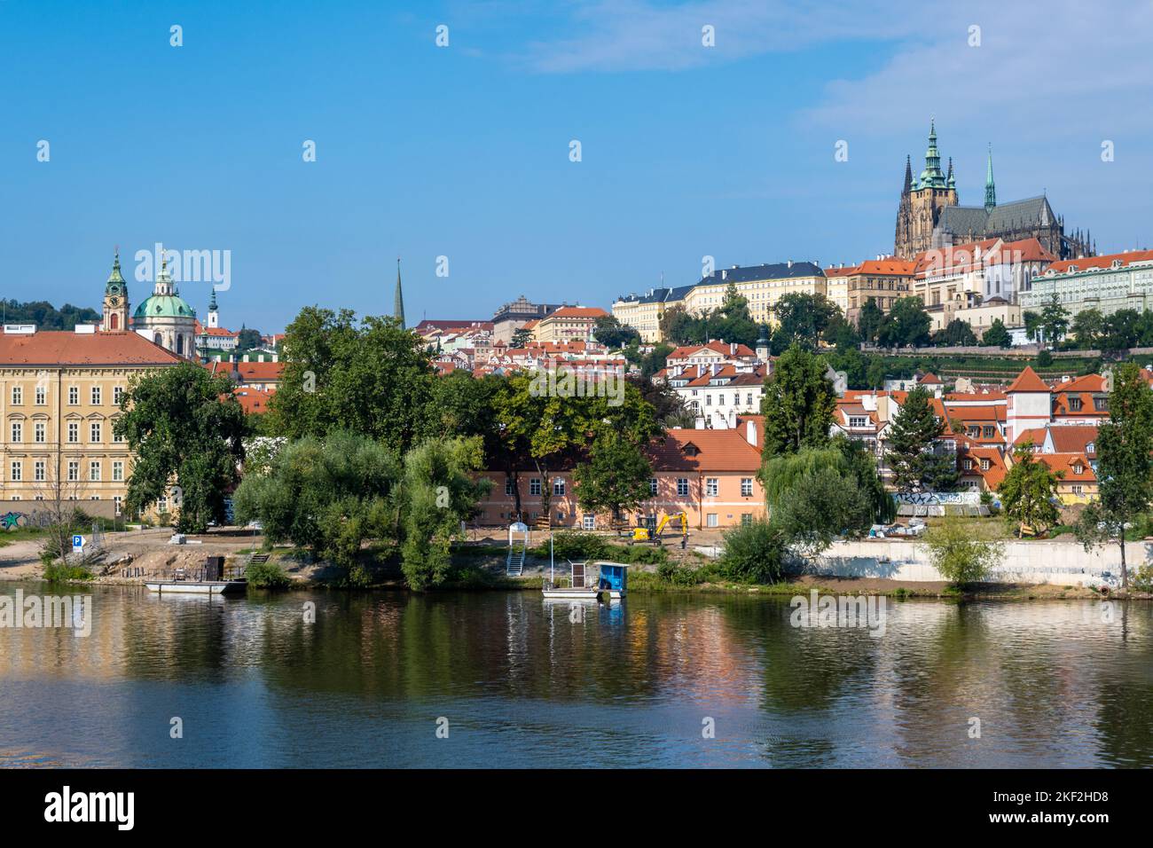 Prague, République tchèque - 4 septembre 2022 : château de Prague et bâtiments traditionnels Banque D'Images