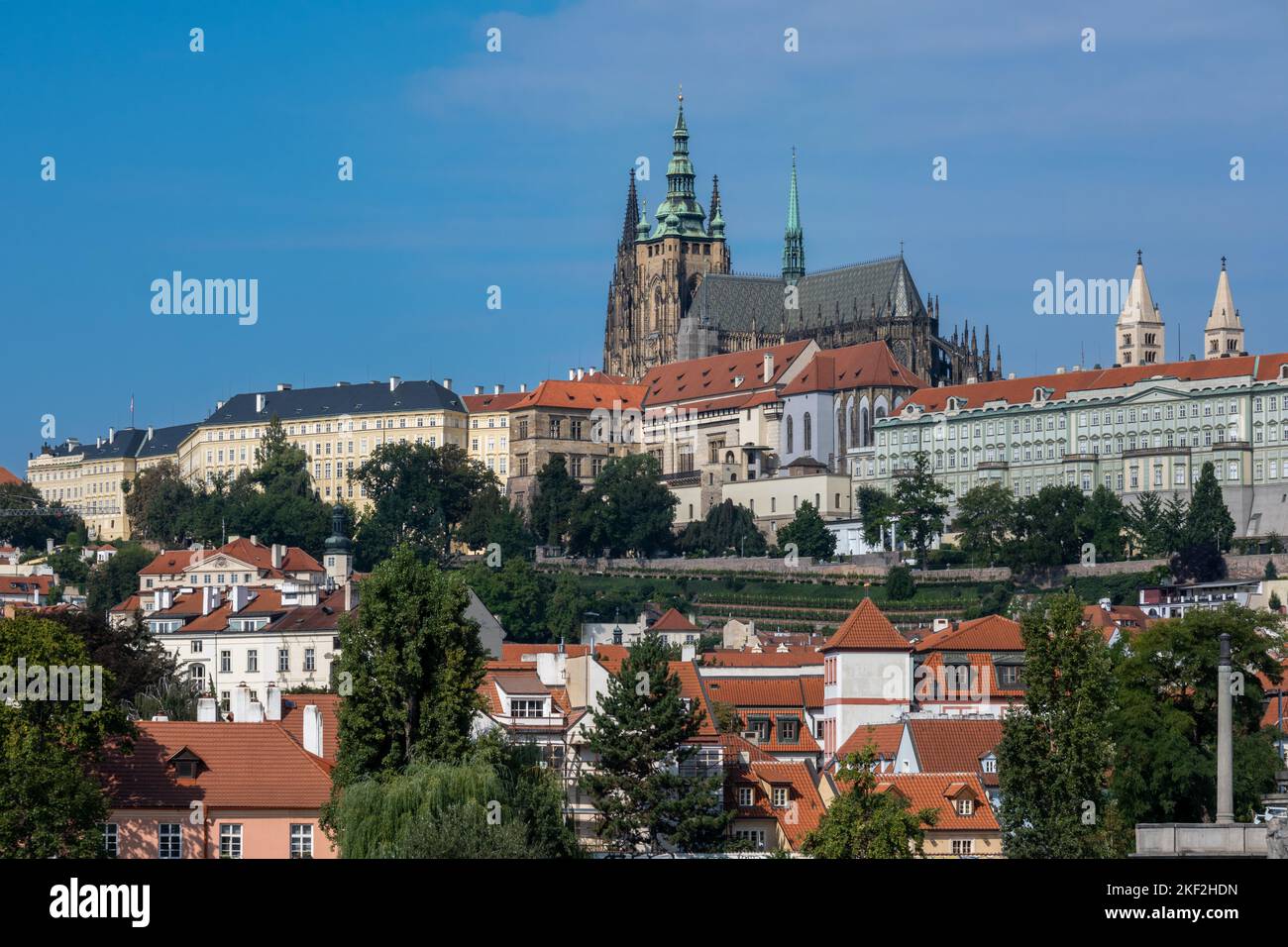 Prague, République tchèque - 4 septembre 2022 : château de Prague et bâtiments traditionnels Banque D'Images
