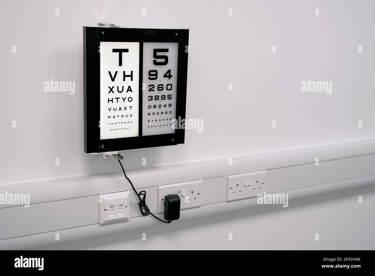 Tableau de l'acuité visuelle dans le cadre médical. Équipement de test oculaire. Services hospitaliers d'ophtalmologie et dépistage oculaire Banque D'Images