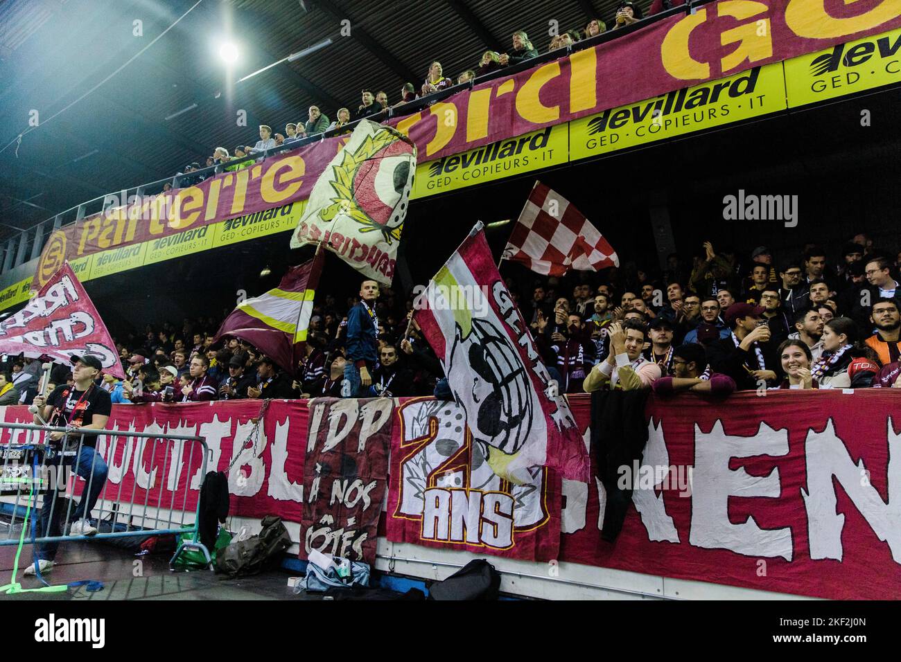 Los Angeles, Californie, États-Unis. 14th novembre 2022. Les supporters du club de hockey de Genève-Servette de l'ALN applaudissent leur équipe lors d'un match contre le Biel de l'EHC à la Patinoire des Vernets à Genève, Suisse sur 15 novembre 2022 (Credit image: © Alex Cave/ZUMA Press Wire) Banque D'Images