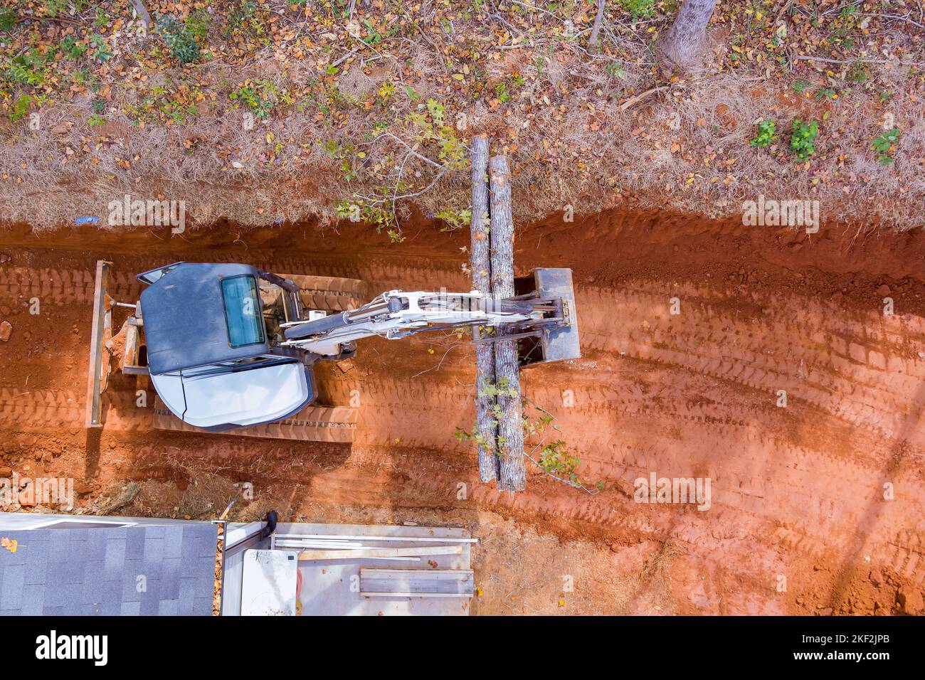 Le manipulateur du tracteur est utilisé pour le levage des grumes afin de préparer le terrain pour la construction des travaux Banque D'Images