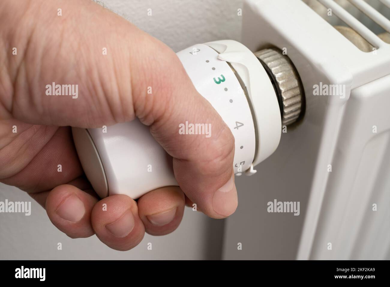 Réglage du chauffage, vanne de radiateur thermostatique TRV sur le radiateur. Contrôlez la température de l'air de chaque pièce de votre maison. Banque D'Images