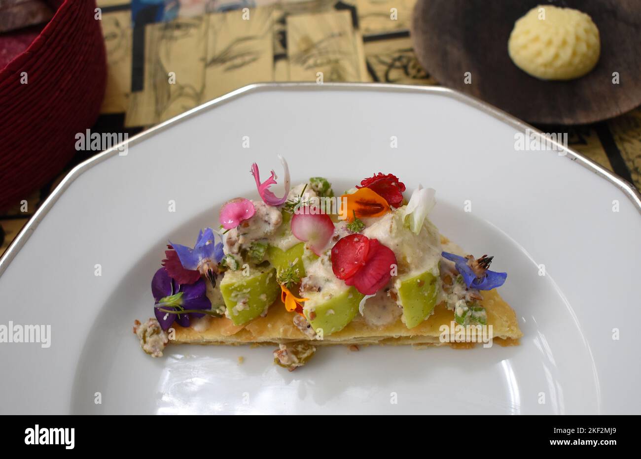 assiette colorée, buñuelo avec fleurs comestibles Banque D'Images