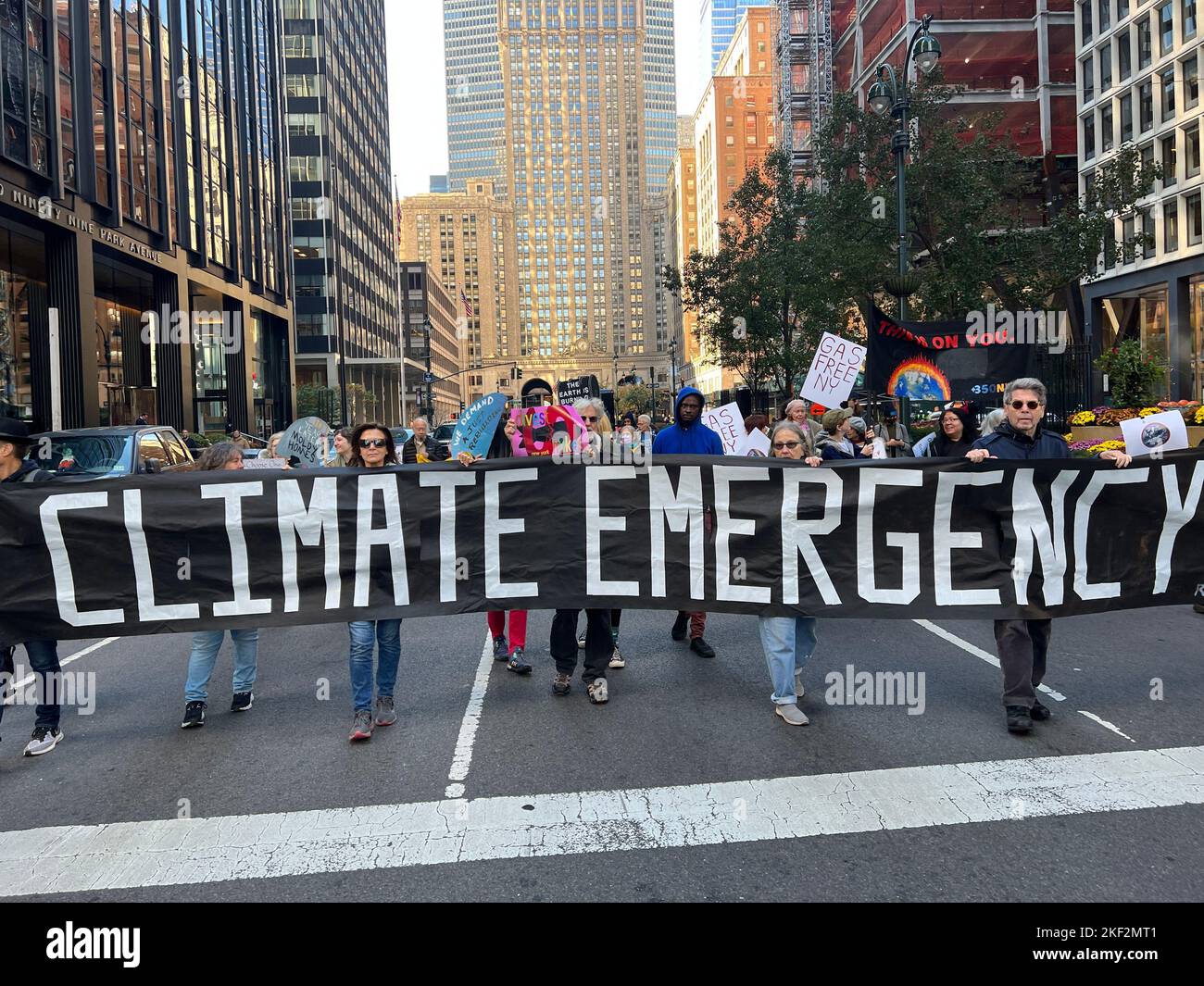 Extinction la rébellion et d'autres groupes marchent le long de Park Avenue en s'arrêtant à J. P. Morgan Chase, Black Rock et d'autres sociétés d'investissement énormes leur disant de cesser d'investir dans les combustibles fossiles et de remplacer la cupidité par des soins pour l'avenir de l'humanité et de mettre fin à la catastrophe climatique croissante. Banque D'Images
