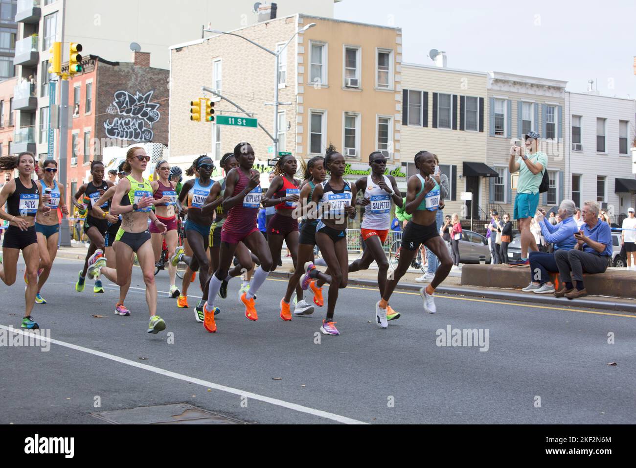 2022 coureurs du marathon de New York de TCS font une croisière sur 4th Avenue à travers Park Slope Brooklyn pendant la première étape de la course. Les coureurs de front professionnels, dont Sharon Lokedi, du Kenya, ont finalement remporté la course. Banque D'Images