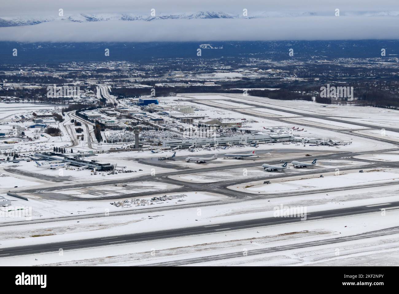 Aperçu de l'aéroport Ted Stevens d'Anchorage après une chute de neige. Opérations d'hiver à l'aéroport au centre de fret d'Anchorage. Banque D'Images