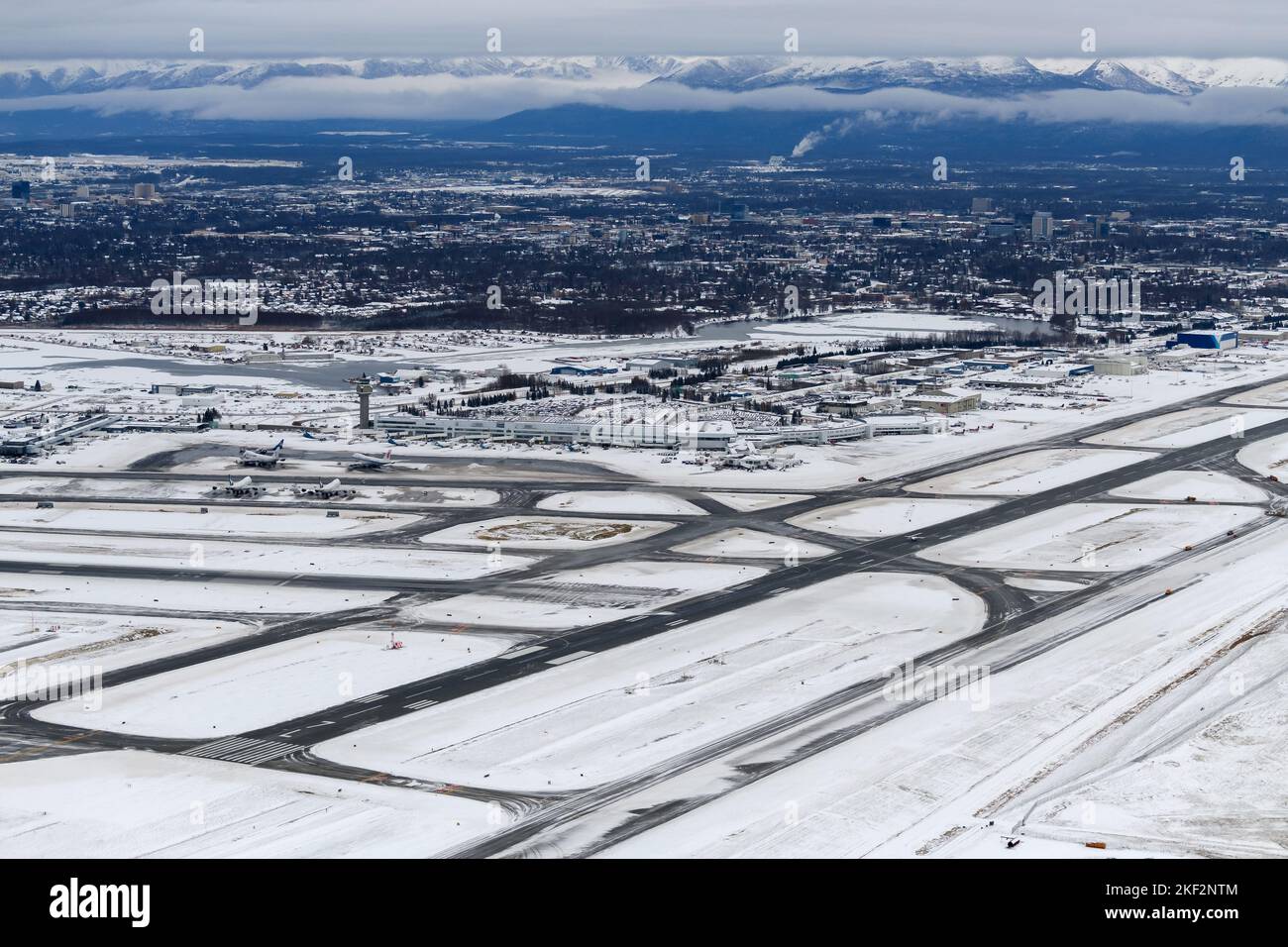 Aperçu de l'aéroport Ted Stevens d'Anchorage après une chute de neige. Opérations d'hiver à l'aéroport au centre de fret d'Anchorage. Banque D'Images