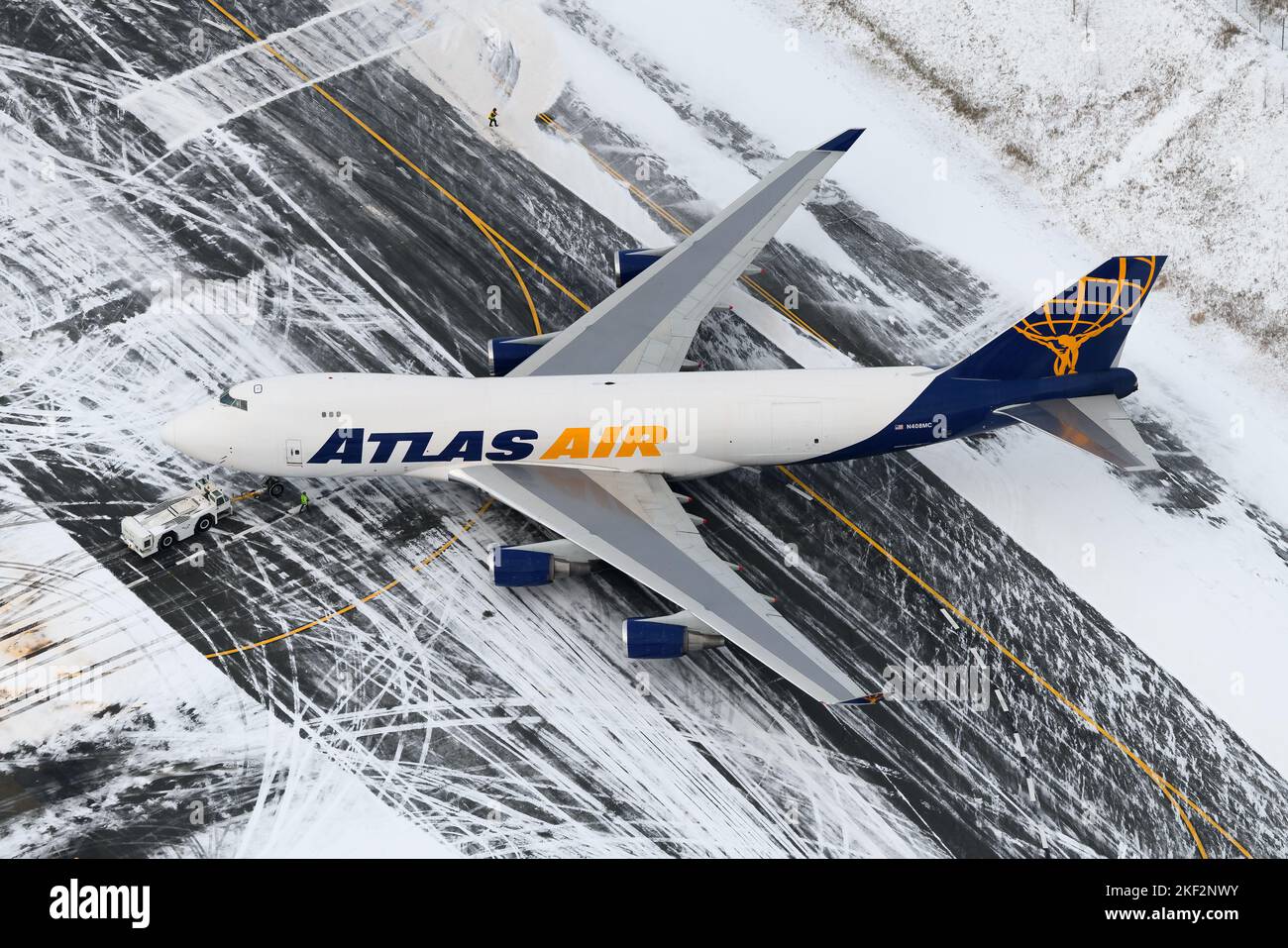 Atlas Air Cargo Boeing 747 cargo à l'aéroport d'Anchorage après la neige. 747-400F avion cargo d'AtlasAir. Banque D'Images