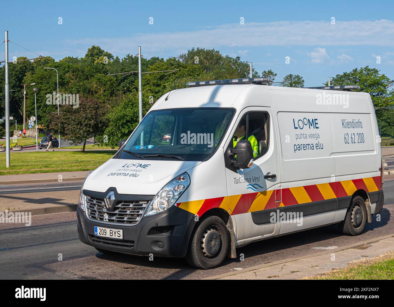 Estonie, Tallinn - 21 juillet 2022: Gros plan de blanc Créer une vie meilleure avec une camionnette de livraison d'eau propre contre le ciel bleu et le feuillage vert sur la route Banque D'Images