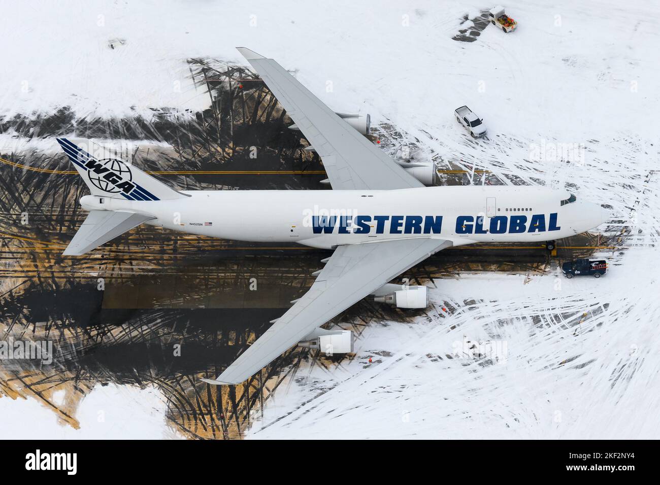 Un Boeing 747-400F de Western Global Cargo a été stationné après une forte chute de neige. Avion de la compagnie aérienne de fret de Western Global Boeing 747 cargo avec neige. Banque D'Images