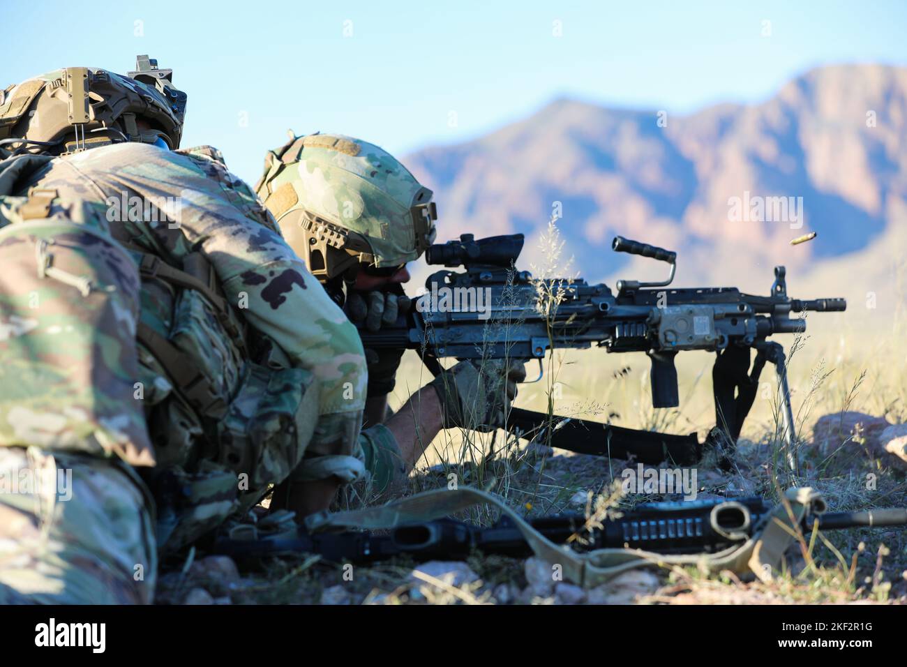 Les soldats de l'armée américaine affectés au 1st Bataillon, 125th Infantry Regiment, 37th Infantry Brigade combat Team, engagent un ennemi simulé avec une arme automatique (SAW) de M249 Squad lors d'un exercice d'entraînement de tir en direct près de fort Bliss, Texas, le 31 octobre 2022. Les soldats du 1-125 IN ont effectué des manœuvres intenses et étendues pendant l'exercice, en utilisant des munitions réelles pour simuler un environnement de combat réel, en afferant leur interopérabilité et leur létalité. (É.-U. Photo de la Garde nationale de l'armée par le sergent d'état-major. Scott Fletcher) Banque D'Images