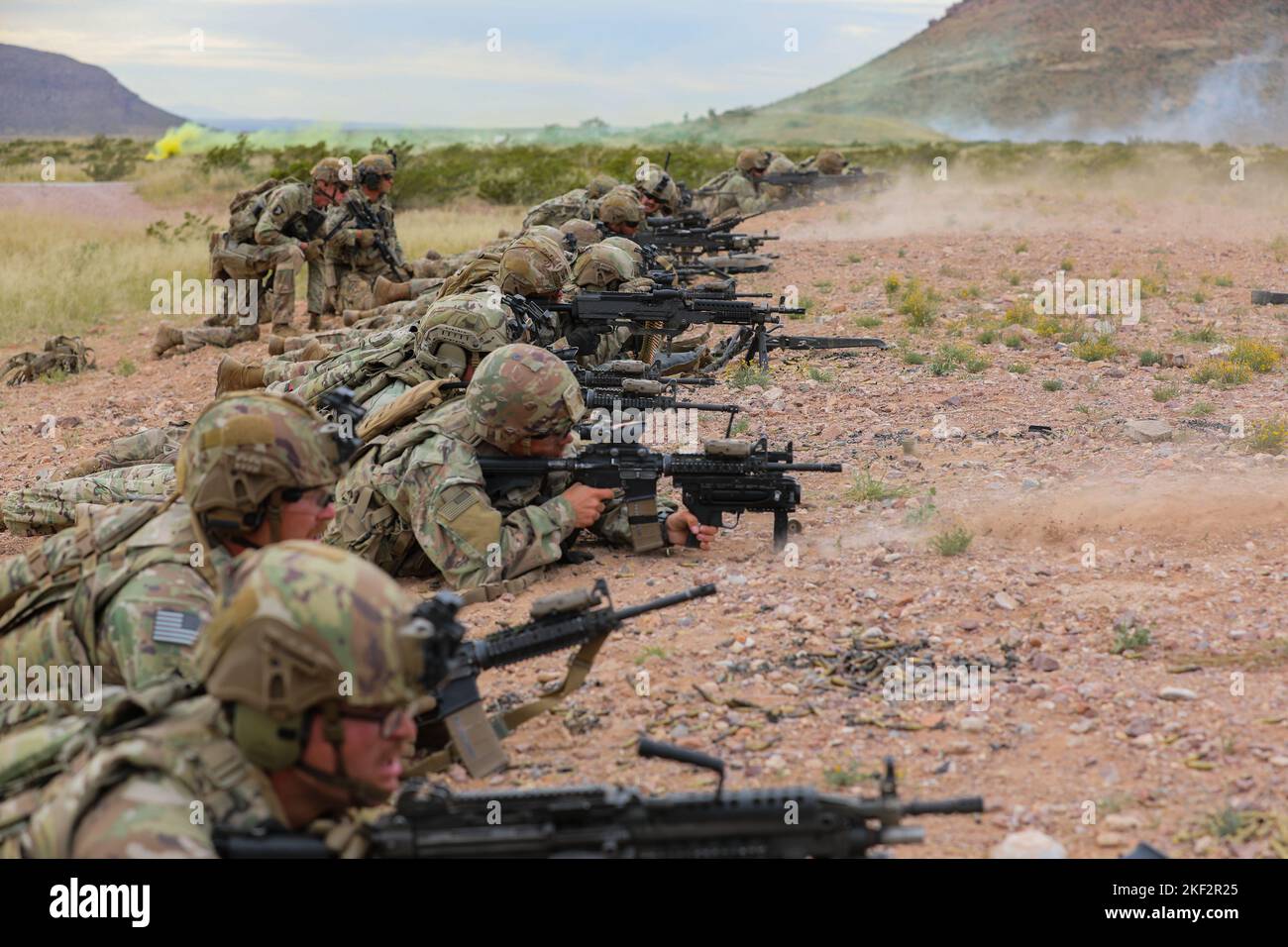 Les soldats de l'armée américaine affectés au 1st Bataillon, 125th Infantry Regiment, 37th Infantry Brigade combat Team, s'engagent sur des cibles ennemies lors d'un exercice d'entraînement en direct près de fort Bliss, Texas, le 1 novembre 2022. Les soldats du 1-125 IN ont effectué des manœuvres intenses et étendues pendant l'exercice, en utilisant des munitions réelles pour simuler un environnement de combat réel, en afferant leur interopérabilité et leur létalité. (É.-U. Photo de la Garde nationale de l'armée par le sergent d'état-major. Scott Fletcher) Banque D'Images