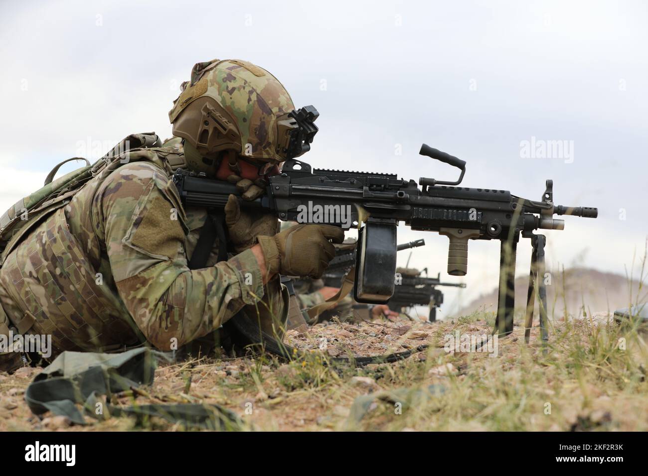 Un soldat de l'armée américaine affecté au 1st Bataillon, 125th Infantry Regiment, 37th Infantry Brigade combat Team, vise les cibles ennemies avec une arme automatique de M249 Squad (SAW) lors d'un exercice d'entraînement de tir en direct près de fort Bliss, Texas, le 1 novembre 2022. Les soldats du 1-125 IN ont effectué des manœuvres intenses et étendues pendant l'exercice, en utilisant des munitions réelles pour simuler un environnement de combat réel, en afferant leur interopérabilité et leur létalité. (É.-U. Photo de la Garde nationale de l'armée par le sergent d'état-major. Scott Fletcher) Banque D'Images