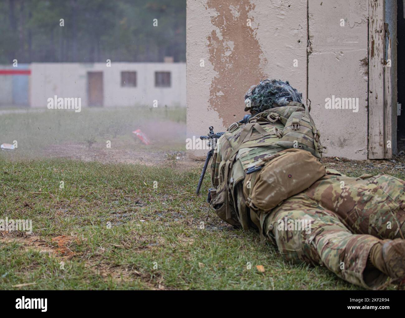 Les parachutistes de l'armée américaine affectés au 2nd Bataillon, 504th parachute Infantry Regiment, 1st Brigade combat Team, 82nd Airborne Division, exécutent un exercice de tir en direct au niveau de la brigade au joint Readiness Training Center (JRTC) rotation 23-02 sur fort Polk, Louisiane, 14 novembre 2022. Les exercices de tir en direct ont été menés aux côtés des alliés néerlandais et japonais au JRTC, avec des missions incluant le braconnage et le défrichement des bâtiments et l'appel à l'incendie. (É.-U. Photo de l'armée par le Sgt. Jacob Moir) Banque D'Images