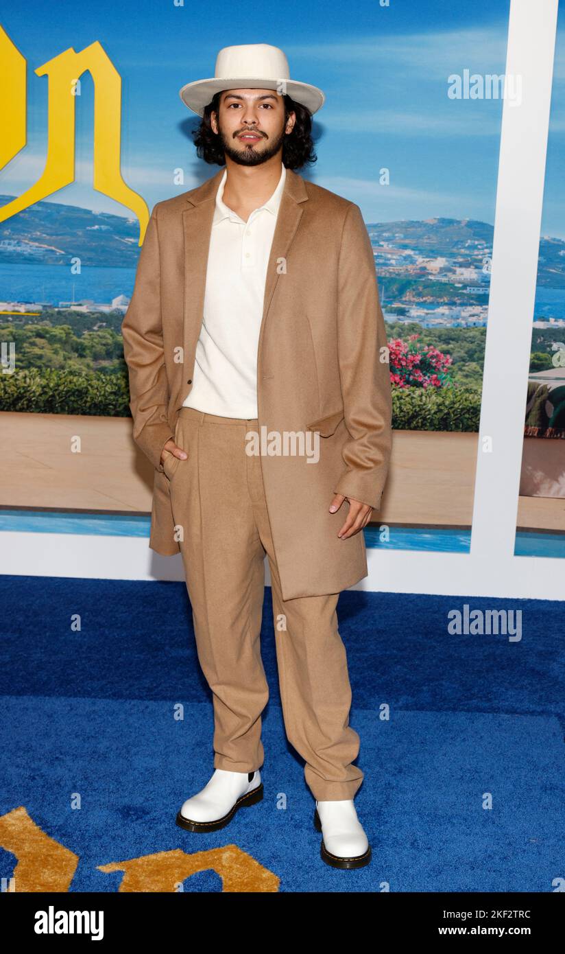 Los Angeles, CA, - 14 novembre 2022: XOLO Maridueña arrive à la première de 'Glass Onion: A Knives Out Mystery' à l'Academy Museum of Motion Pictures Banque D'Images