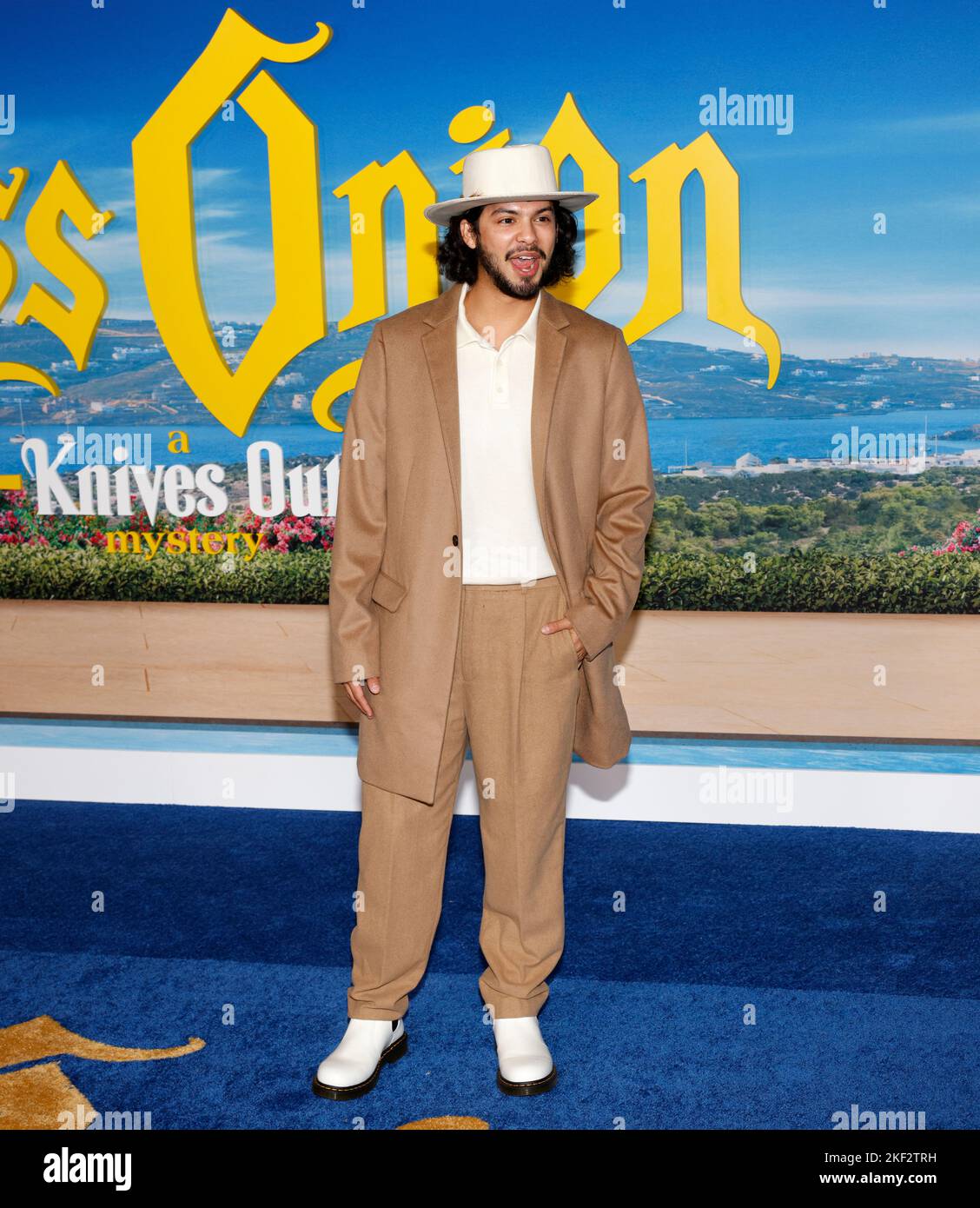 Los Angeles, CA, - 14 novembre 2022: XOLO Maridueña arrive à la première de 'Glass Onion: A Knives Out Mystery' à l'Academy Museum of Motion Pictures Banque D'Images