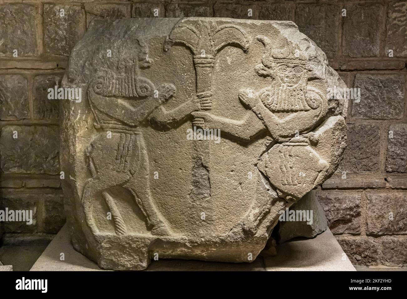 Deux Bull-hommes tenant arbre, calcaire, Orthostat de Karkamis, 900-700 av. J.-C., Musée des civilisations anatoliennes, Ankara, Turquie, Anatolie, Asie mineure, Asie Banque D'Images
