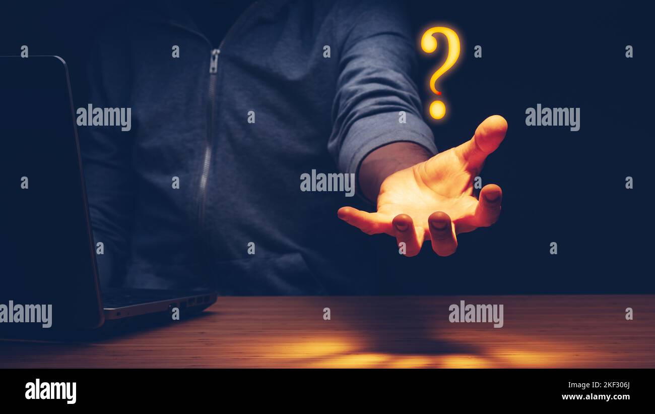 Un point d'interrogation est en l'air. Recherche de réponses, d'incertitude et de concept de prise de décision Banque D'Images