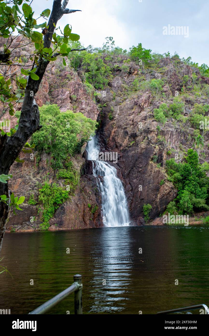 Wangi Falls est une chute d'eau segmentée qui forme une piscine sur le Wangi Creek, situé dans le parc national de Litchfield, territoire du Nord, Australie Banque D'Images