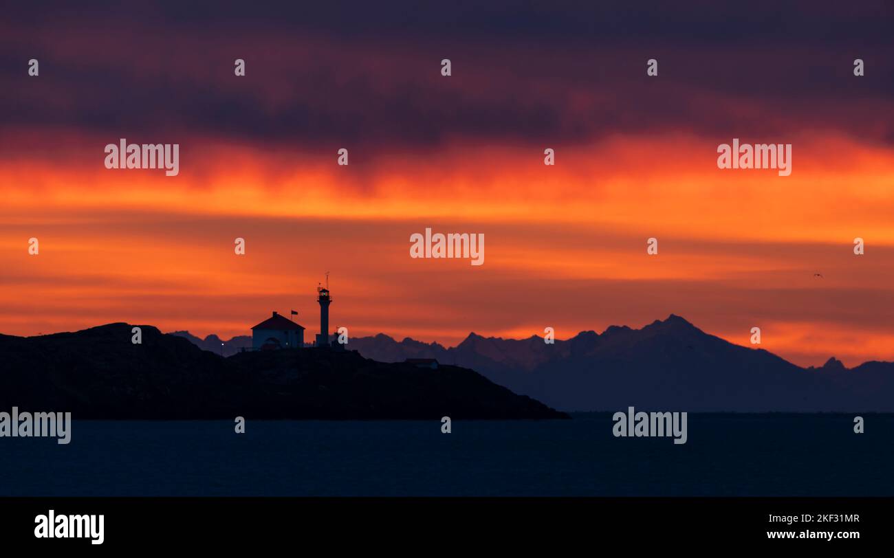 Le phare des îles Trial sur le détroit Juan de Fuca près de Victoria, en Colombie-Britannique, au Canada, vu au lever du soleil. Banque D'Images