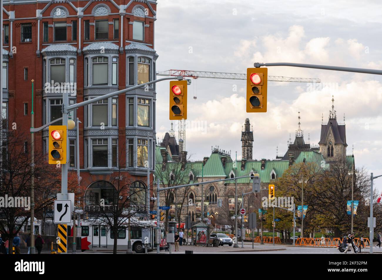 Ottawa, Canada - 5 novembre 2022 : rue animée dans le quartier du centre-ville d'Ottawa au Canada. Paysage urbain avec feux de signalisation et bâtiments historiques. Banque D'Images