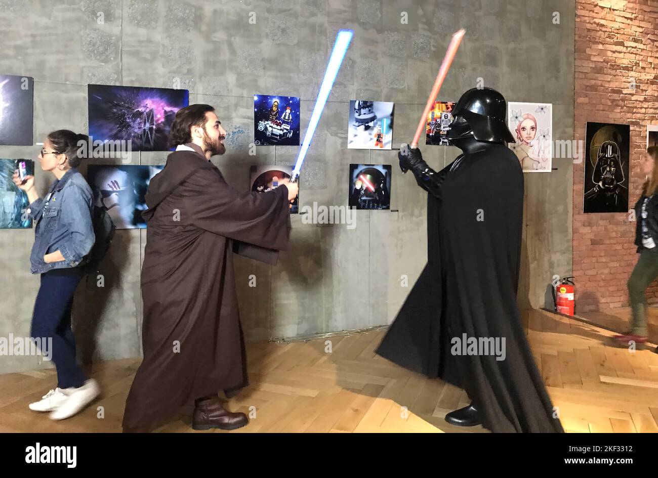 ISTANBUL, TURQUIE - 25 MAI : les fans de Star Wars montrent leurs épées lors de la première du film dernier Jedi sur 25 mai 2018 à Istanbul, Turquie. Banque D'Images