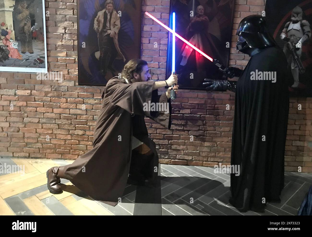 ISTANBUL, TURQUIE - 25 MAI : les fans de Star Wars montrent leurs épées lors de la première du film dernier Jedi sur 25 mai 2018 à Istanbul, Turquie. Banque D'Images