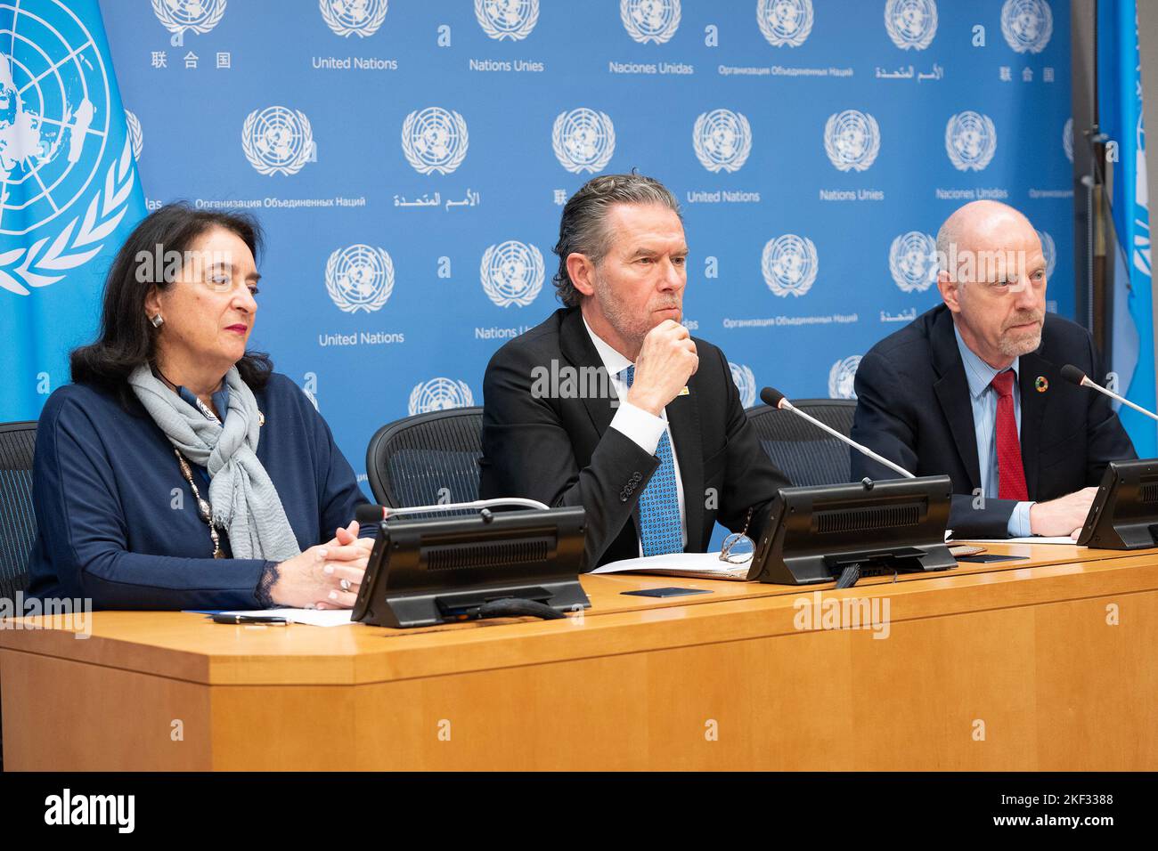 New York, New York, États-Unis. 15th novembre 2022. Maria-Francesca Spatolisano, Ib Petersen, John Wilmoth organisent une conférence de presse le jour des 8 milliards au Siège de l'ONU. Au 15 novembre 2022, les Nations Unies ont officiellement déclaré que le monde comptait 8 milliards d'habitants. Les responsables de l'ONU ont déclaré que la croissance rapide de la population humaine témoigne des réalisations en matière de santé publique et de médecine. Crédit : ZUMA Press, Inc./Alay Live News Banque D'Images