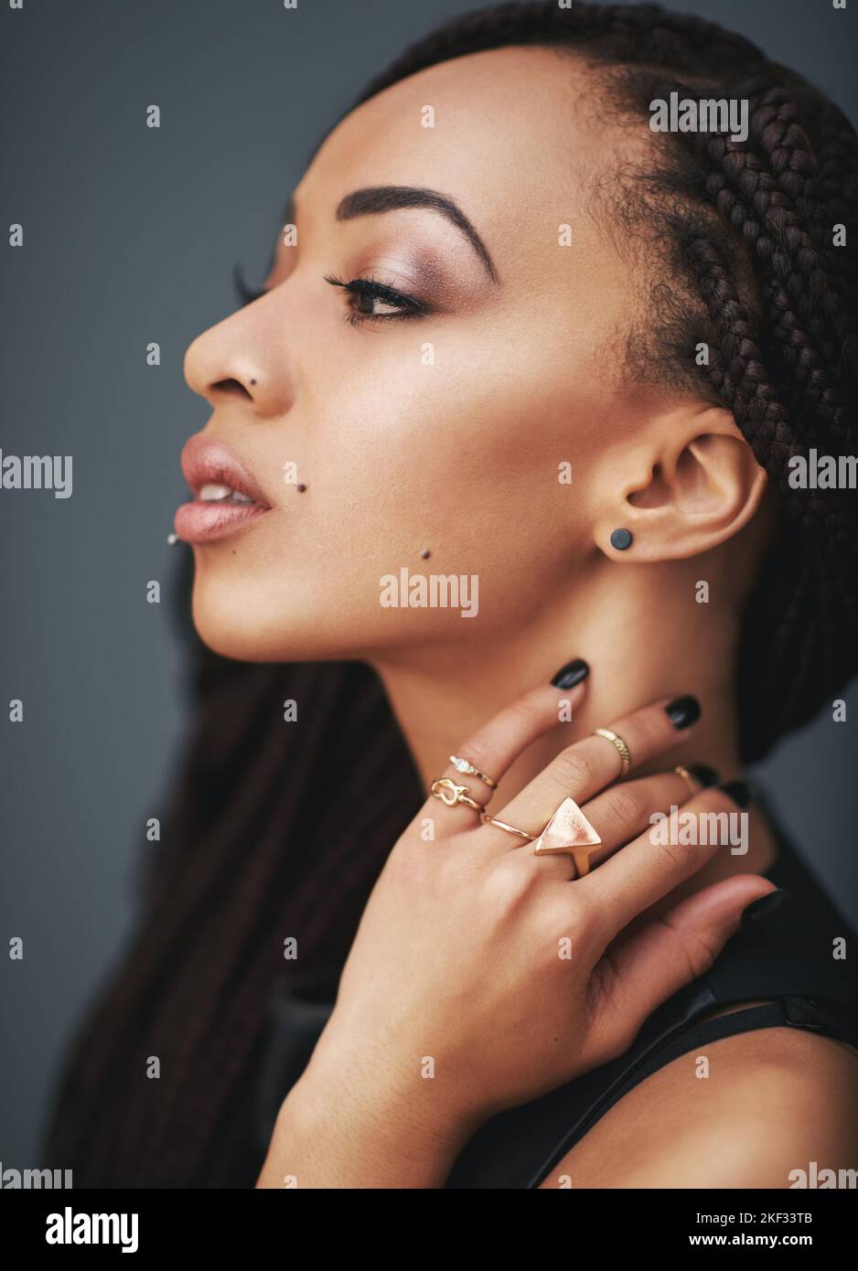 Ses ont de son côté la beauté. Photo studio d'une belle jeune femme posant sur un fond gris. Banque D'Images