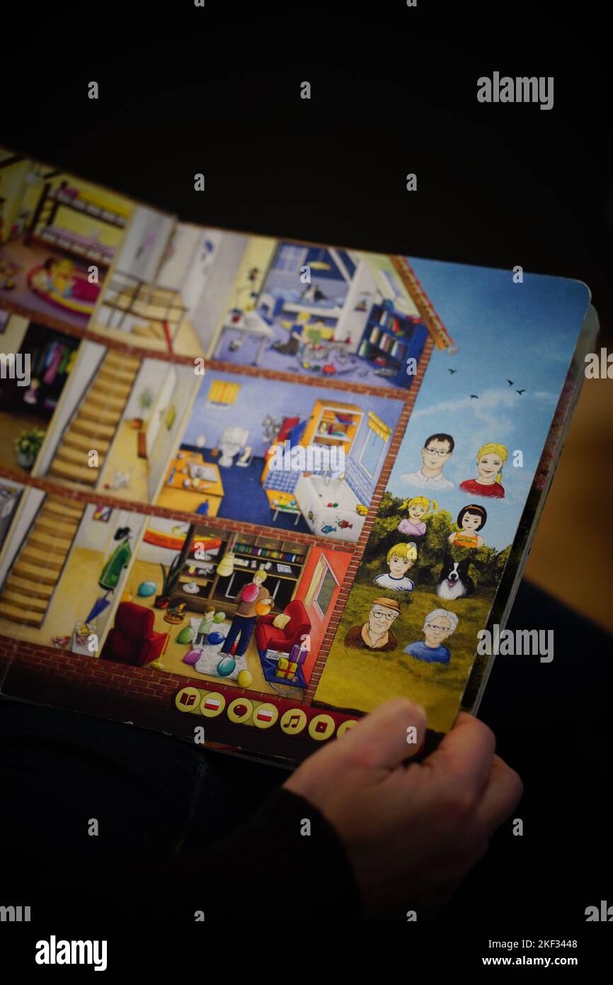 Un livre polonais Albik ouvert sur l'enseignement de l'anglais Banque D'Images