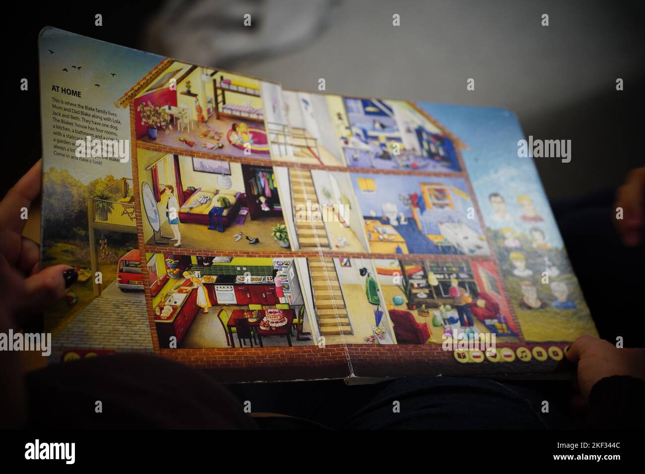 Un livre polonais Albik ouvert sur l'enseignement de l'anglais Banque D'Images