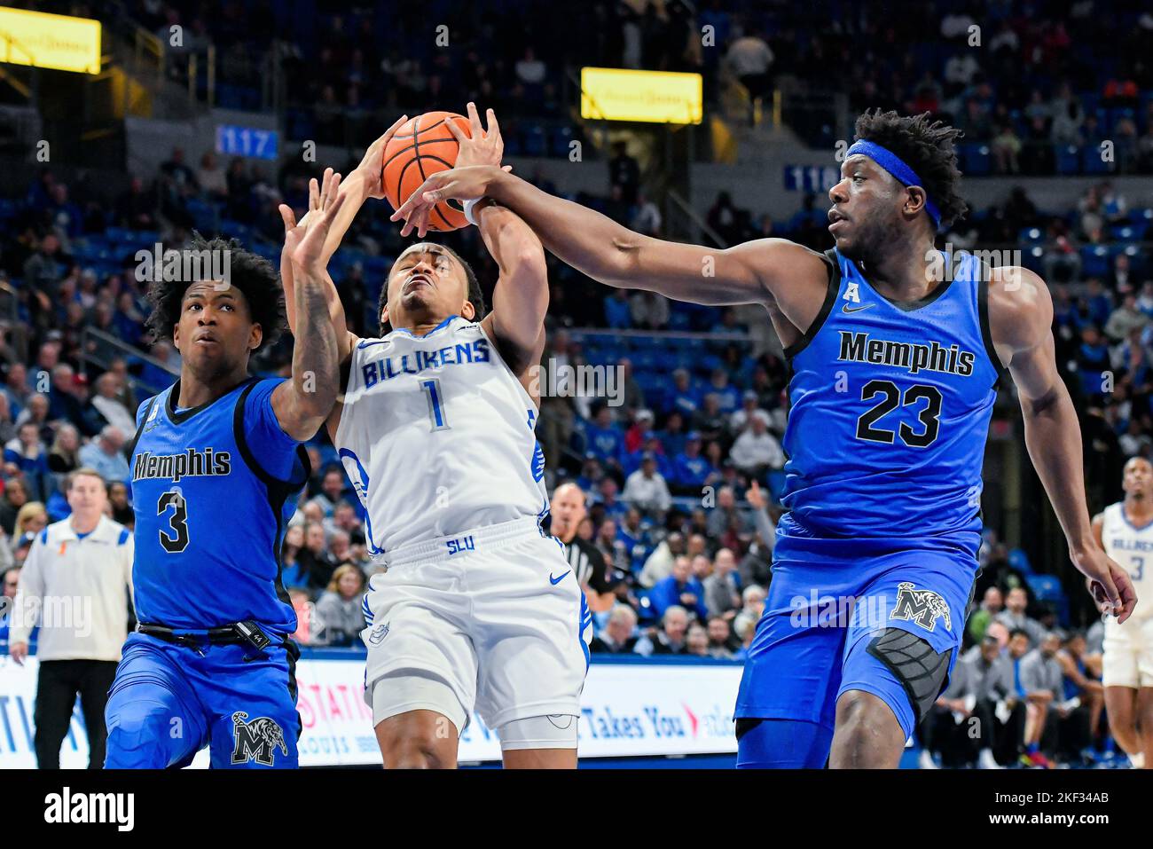 15 NOVEMBRE 2022 : la garde de Saint Louis Billikens Yuri Collins (1) est fouillé entre la défense de Memphis Tigers le garde Kendric Davis (3) et Memphis Tigers avance Malcolm Dandridge (23) dans un match de saison régulière où les Memphis Tigers ont visité le St. Louis Billikens. Tenue à l'aréna Chaifetz à Saint-Louis, Mo Richard Ulreich/CSM Banque D'Images