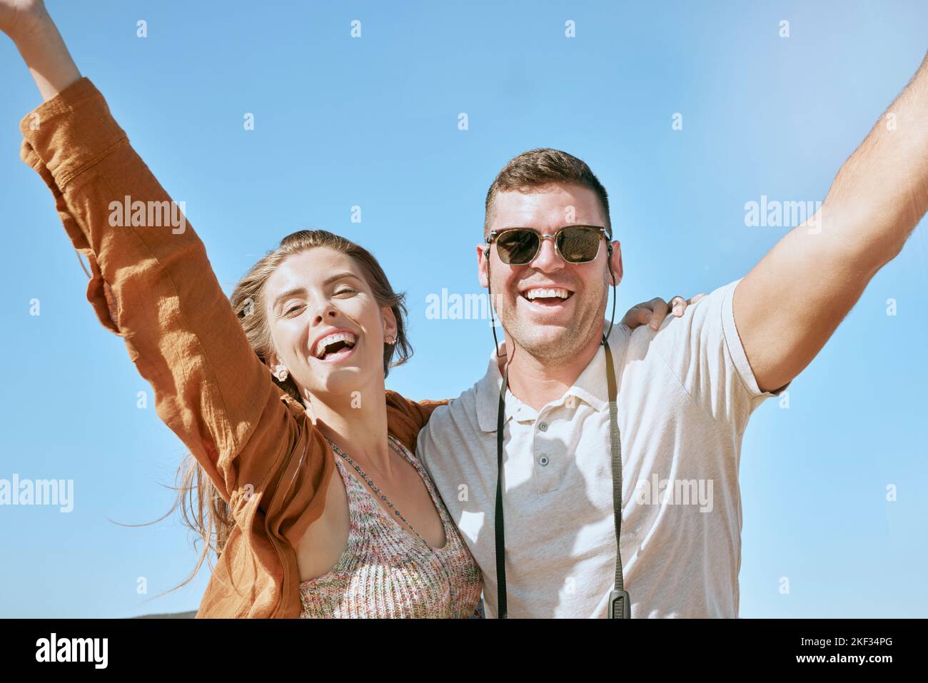 Heureux, couple et Voyage portrait d'un voyage de route, vacances et liberté de vacances avec un sourire. Couple heureux sur l'aventure d'été en plein air avec amour hug Banque D'Images