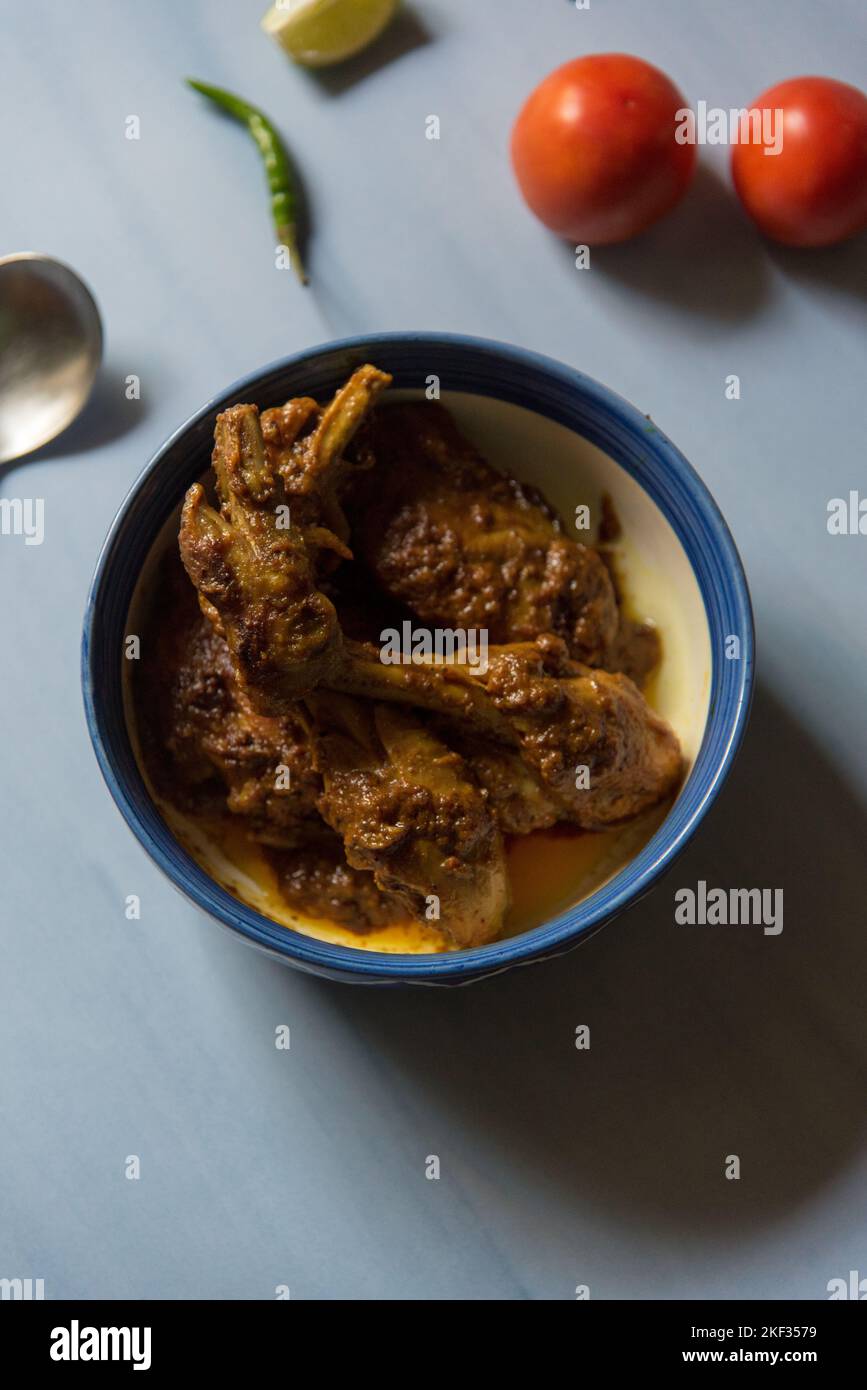 Prêt à manger du masala de poulet ou de la sauce dans un bol. Vue du dessus Banque D'Images