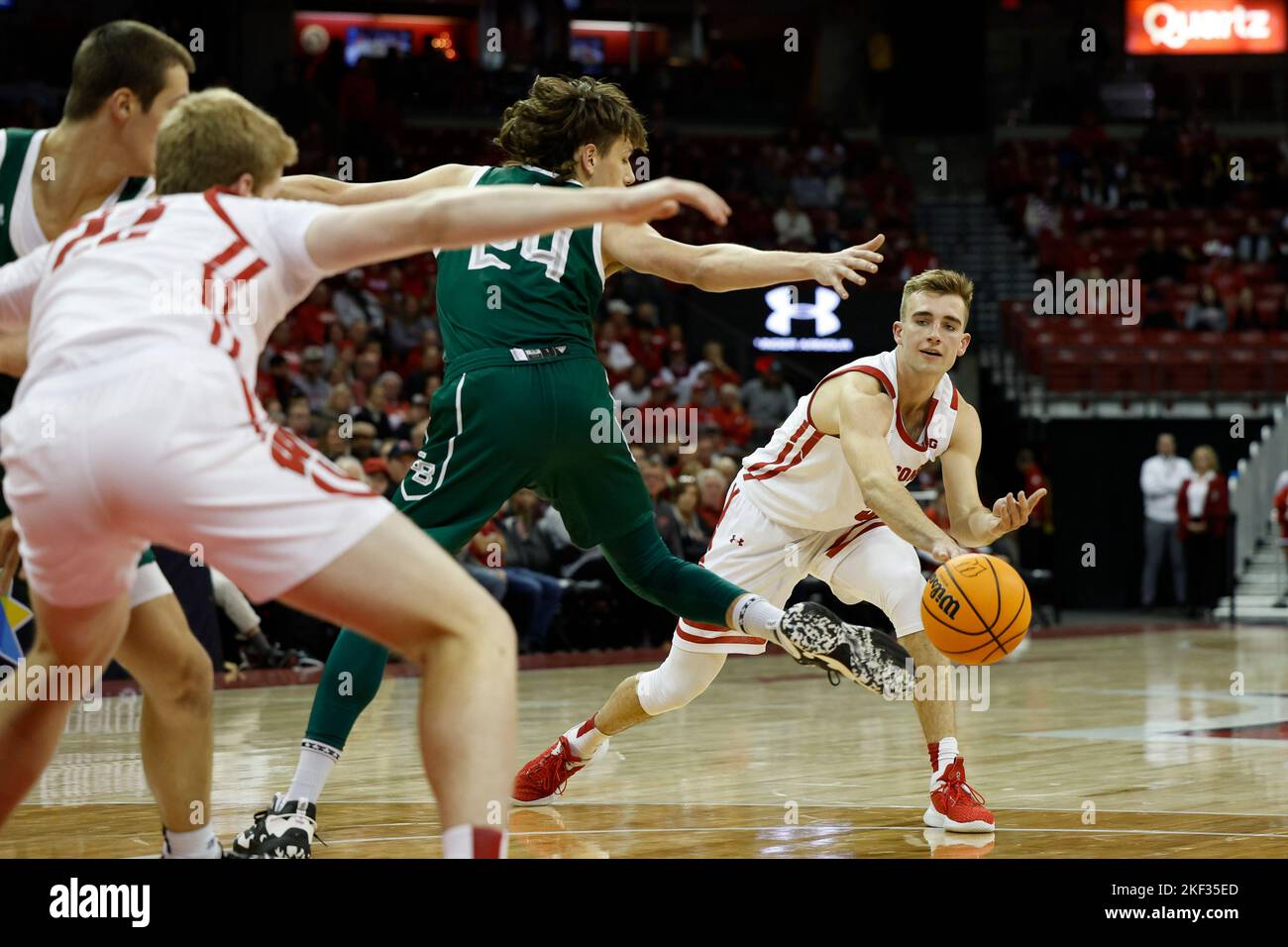 15 novembre 2022: L'avant des Badgers du Wisconsin Tyler Wahl (5) passe la balle dans le poste pendant le match de basket-ball de la NCAA entre le Phoenix de Green Bay et les Badgers du Wisconsin au centre Kohl à Madison, WI. Darren Lee/CSM/Sipa USA(Credit image: © Darren Lee/Cal Sport Media/Sipa USA) Banque D'Images