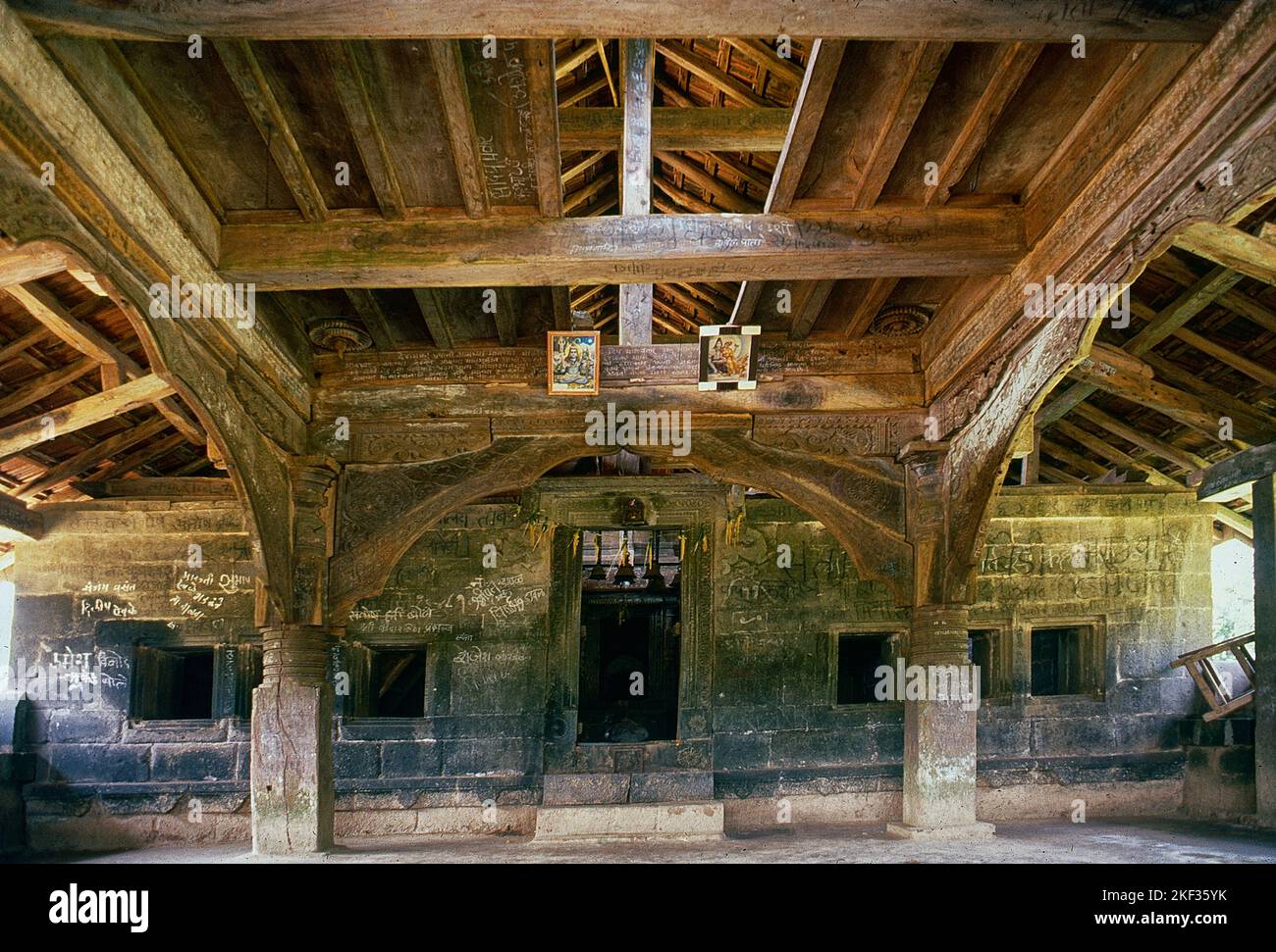 Intérieur en bois du temple de Someshwar(Shiva) dans le district de Rajwadi Ratnagiri Maharashtra Banque D'Images