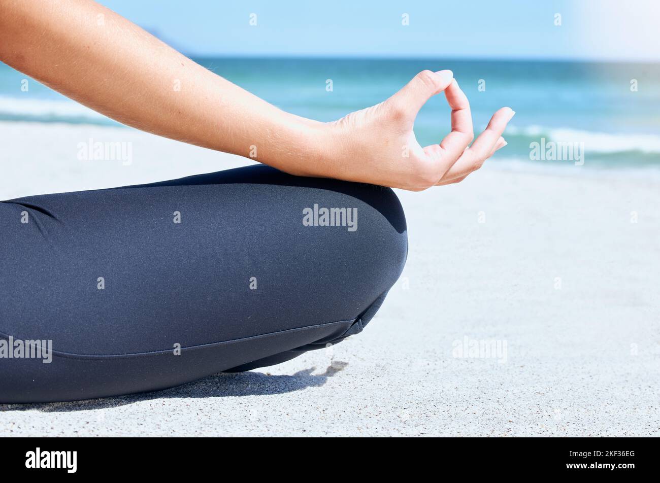 Yoga, méditation et remise en forme de plage main d'une femme avec plage zen, chakra et exercice de détente. La paix, l'équilibre de pleine conscience et l'entraînement pilates les mains Banque D'Images
