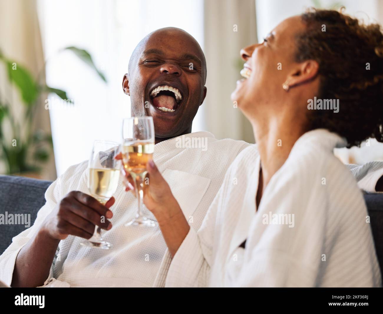 Amour, couple noir et fête avec champagne, pour des vacances, lune de miel et anniversaire heureux ensemble. Bonheur, homme et femme avec verre à vin Banque D'Images
