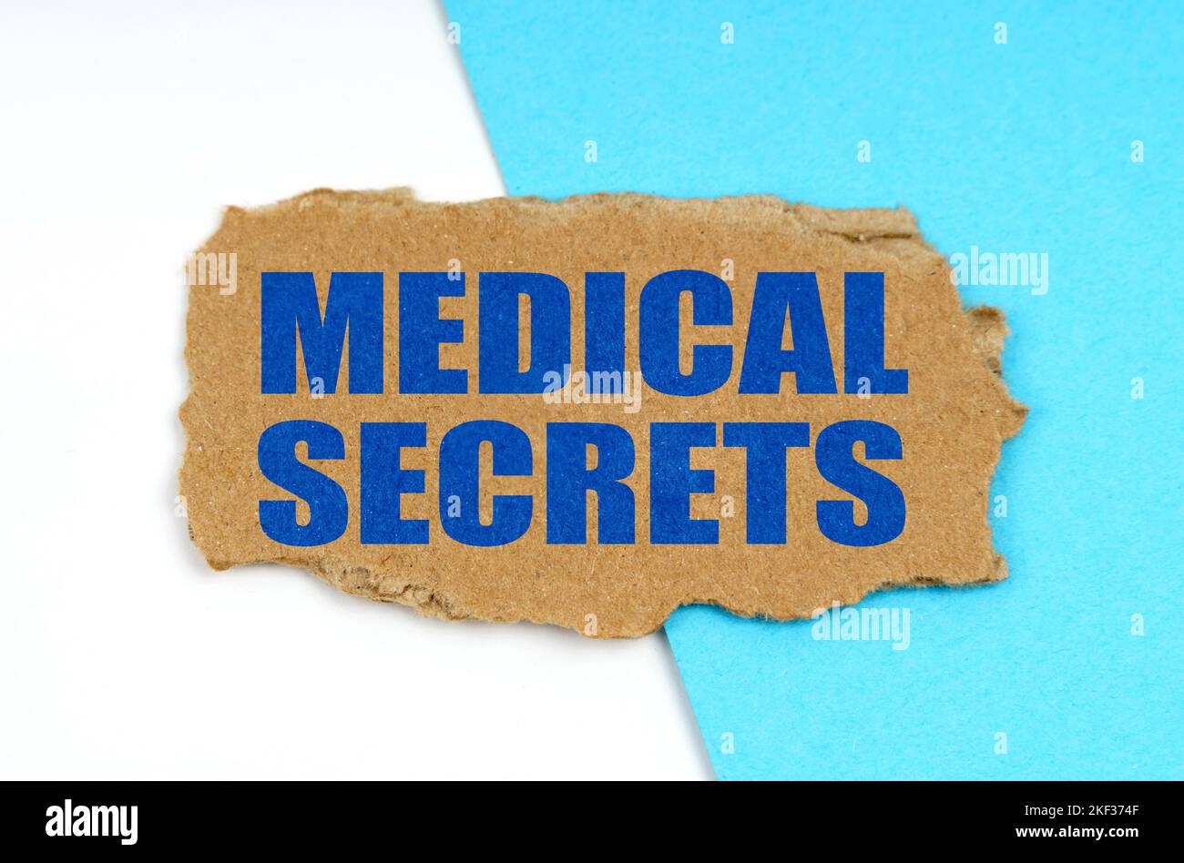 Médecine et concept de santé. Sur un fond bleu et blanc se trouve un morceau de carton avec l'inscription - Medical secrets Banque D'Images