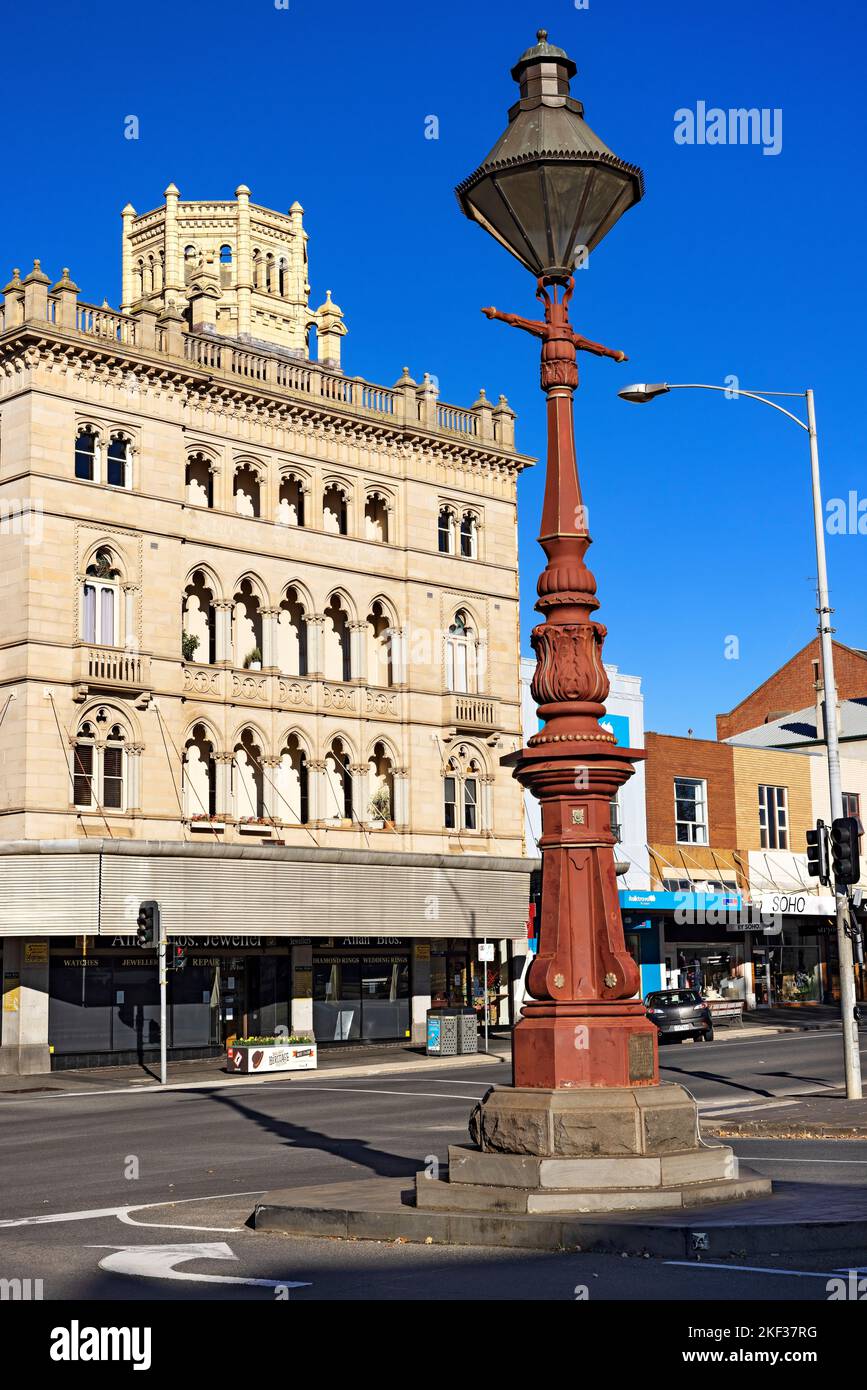 Ballarat Australie / le beau style gothique de Ballarat ancien National Mutual Building.une lampe de Sugg de style ancien est vu en premier plan.Ballarat est r Banque D'Images